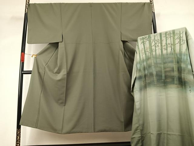 ■■■　サイズ　■■■ 【着物】 身丈 142cm（肩から） 裄丈 71cm 袖丈 49cm　縫込み 3cm 袖幅 36.5cm 前幅 26cm 後幅 30.5cm 着物縫いこみ 内揚げ 4cm 裄 お袖側 約4cm　身頃側 約3cm 【長襦袢】 身丈 135cm（肩から） 裄丈 69cm 袖丈 47cm　縫込み 5.5cm 袖幅 35cm 前幅 27.5cm 後幅 31cm 裄 お袖側 約5cm　身頃側 約2.5cm ■■■　商品詳細　■■■ 【着物：化繊・長襦袢：正絹・一つ紋】 着物の状態は特に目立ったシミ汚れなどもなく大変良い状態です。 長襦袢の状態は接写画像のように胴裏に薄い汚れがございますが その他特に目立ったシミ汚れなどもなく大変良い状態です。 大変上質な逸品になります。 お安く出品致しますので、是非この機会にいかがでしょうか？ ■■■　注意事項　■■■ ■モニター発色の具合により色合いが異なる場合がございます。 ■寸法は多少の誤差が生じる場合がございますのでご了承ください。 ■縫込みの長さが左右非対称の場合は短い部分を記載しております。 左右非対称であってもご返品・お値引き等の保証は出来かねますので、ご了承の上ご購入をお願い致します。 ■シミ等のチェックには注意を払っておりますが、見落としがある場合もございますし、個人の見解も様々ですので神経質な方のご購入はお控えください。 ■箪笥に入っておりました着物や帯なので畳みシワや匂いがあるものもございます。 ■お休みは基本的に土日祝となりますが、その他臨時でお休みする場合がございますのでご了承ください。 ■商品の発送は平日のみの発送となります。 ■夜間と土曜、日曜日はお問い合わせの回答が遅れる場合がございます。 ■当店では、お直し、紋入れ、お手入れ等は承っておりません。 ■生地の状態（ヤケ、経年劣化等）によってはサイズ直しが出来ない場合がございます。 その点もどうかご了承のうえ、ご購入をお願いいたします。 ■弊社で取り扱う商品は一点ものにつき、時期や在庫状況に応じて金額が変更となる場合がございます。 ■検針は行っておりません。予めご了承いただきますようお願いいたします。 ■【洗える着物】と記載のある商品におきましては、商品お届け後に洗濯を行ってしまってからのご返品にはご対応しかねます。 念の為、専門店でのお手入れをお願いいたします。 ■写真に写っている物が全てになります。それ以外の付属品はございませんのでご了承ください。 ■状態に関する写真につきましては、掲載可能な写真枚数に限りがあるため、各箇所につき1枚参考画像を掲載しております。 ■着物のサイズ目安は下記を参考ください↓ ＜女性着物＞　お端折り次第で＋5cm　−1cmが着用可能サイズ 　例）身丈170cmの場合、身長160cm〜175cm ＜男性着物＞　身丈＋約25cm〜27cm程が適応身長 　例）身丈155cmの場合、身長180〜182cm