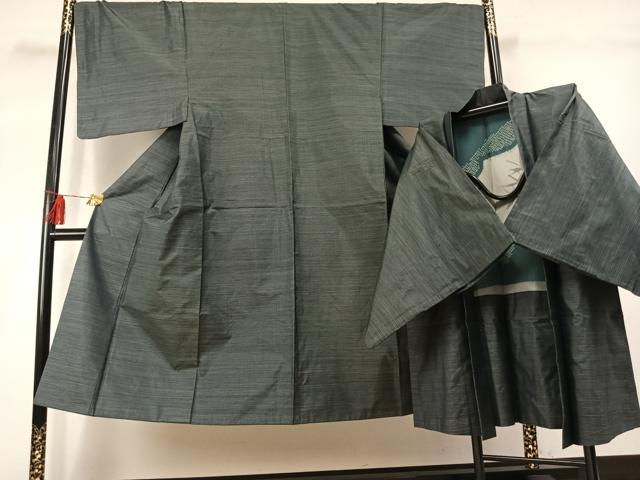 ■■■　サイズ　■■■ 【着物】 身丈 138.5cm（肩から） 裄丈 69cm 袖丈 49cm　縫込み 5cm 袖幅 35cm 前幅 26.5cm 後幅 30.5cm 着物縫いこみ 内揚げ 10cm 裄 お袖側 約1.5cm　身頃側 約1cm 【羽織】 身丈 88cm（肩から） 裄丈 70cm 袖丈 49cm　縫込み 5cm 袖幅 35cm 前幅 21cm 後幅 30.5cm 裄 お袖側 約1.5cm　身頃側 約1cm ■■■　商品詳細　■■■ 【正絹】 状態は特に目立ったシミ汚れなどもなく大変良い状態です。 大変上質な逸品になります。 お安く出品致しますので、是非この機会にいかがでしょうか？ ■■■　注意事項　■■■ ■モニター発色の具合により色合いが異なる場合がございます。 ■寸法は多少の誤差が生じる場合がございますのでご了承ください。 ■縫込みの長さが左右非対称の場合は短い部分を記載しております。 左右非対称であってもご返品・お値引き等の保証は出来かねますので、ご了承の上ご購入をお願い致します。 ■シミ等のチェックには注意を払っておりますが、見落としがある場合もございますし、個人の見解も様々ですので神経質な方のご購入はお控えください。 ■箪笥に入っておりました着物や帯なので畳みシワや匂いがあるものもございます。 ■お休みは基本的に土日祝となりますが、その他臨時でお休みする場合がございますのでご了承ください。 ■商品の発送は平日のみの発送となります。 ■夜間と土曜、日曜日はお問い合わせの回答が遅れる場合がございます。 ■当店では、お直し、紋入れ、お手入れ等は承っておりません。 ■生地の状態（ヤケ、経年劣化等）によってはサイズ直しが出来ない場合がございます。 その点もどうかご了承のうえ、ご購入をお願いいたします。 ■弊社で取り扱う商品は一点ものにつき、時期や在庫状況に応じて金額が変更となる場合がございます。 ■検針は行っておりません。予めご了承いただきますようお願いいたします。 ■【洗える着物】と記載のある商品におきましては、商品お届け後に洗濯を行ってしまってからのご返品にはご対応しかねます。 念の為、専門店でのお手入れをお願いいたします。 ■写真に写っている物が全てになります。それ以外の付属品はございませんのでご了承ください。 ■状態に関する写真につきましては、掲載可能な写真枚数に限りがあるため、各箇所につき1枚参考画像を掲載しております。 ■着物のサイズ目安は下記を参考ください↓ ＜女性着物＞　お端折り次第で＋5cm　−1cmが着用可能サイズ 　例）身丈170cmの場合、身長160cm〜175cm ＜男性着物＞　身丈＋約25cm〜27cm程が適応身長 　例）身丈155cmの場合、身長180〜182cm