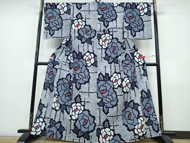■■■　サイズ　■■■ 身丈 165.5cm（肩から） 裄丈 67.5cm 袖丈 48.5cm　縫込み 3.5cm 袖幅 34cm 前幅 24.5cm 後幅 30.5cm 着物縫いこみ 内揚げ 0cm 裄 お袖側 約0cm　身頃側 約0cm ■■■　商品詳細　■■■ 【綿】 状態は特に目立ったシミ汚れなどもなく大変良い状態です。 人気の高い“有松鳴海絞り”の浴衣でございます。 “鳴海絞り”ならではの表情を生み出す立体感と 淡いぼかしで息を吹き込まれ、 今にも動き出しそうな迫力を放っております。 夏祭りや花火大会、これから増えるイベントに連れ立って、 より夏をお楽しみ下さいませ。 大変上質な逸品になります。 お安く出品致しますので、是非この機会にいかがでしょうか？ ■■■　注意事項　■■■ ■モニター発色の具合により色合いが異なる場合がございます。 ■寸法は多少の誤差が生じる場合がございますのでご了承ください。 ■縫込みの長さが左右非対称の場合は短い部分を記載しております。 左右非対称であってもご返品・お値引き等の保証は出来かねますので、ご了承の上ご購入をお願い致します。 ■シミ等のチェックには注意を払っておりますが、見落としがある場合もございますし、個人の見解も様々ですので神経質な方のご購入はお控えください。 ■箪笥に入っておりました着物や帯なので畳みシワや匂いがあるものもございます。 ■お休みは基本的に土日祝となりますが、その他臨時でお休みする場合がございますのでご了承ください。 ■商品の発送は平日のみの発送となります。 ■夜間と土曜、日曜日はお問い合わせの回答が遅れる場合がございます。 ■当店では、お直し、紋入れ、お手入れ等は承っておりません。 ■生地の状態（ヤケ、経年劣化等）によってはサイズ直しが出来ない場合がございます。 その点もどうかご了承のうえ、ご購入をお願いいたします。 ■弊社で取り扱う商品は一点ものにつき、時期や在庫状況に応じて金額が変更となる場合がございます。 ■検針は行っておりません。予めご了承いただきますようお願いいたします。 ■【洗える着物】と記載のある商品におきましては、商品お届け後に洗濯を行ってしまってからのご返品にはご対応しかねます。 念の為、専門店でのお手入れをお願いいたします。 ■写真に写っている物が全てになります。それ以外の付属品はございませんのでご了承ください。 ■状態に関する写真につきましては、掲載可能な写真枚数に限りがあるため、各箇所につき1枚参考画像を掲載しております。 ■着物のサイズ目安は下記を参考ください↓ ＜女性着物＞　お端折り次第で＋5cm　−1cmが着用可能サイズ 　例）身丈170cmの場合、身長160cm〜175cm ＜男性着物＞　身丈＋約25cm〜27cm程が適応身長 　例）身丈155cmの場合、身長180〜182cm