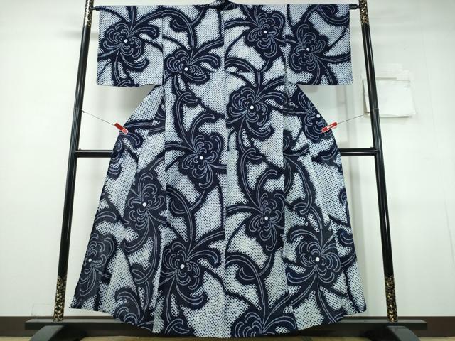 ■■■　サイズ　■■■ 身丈 157.5cm（肩から） 裄丈 64.5cm 袖丈 45cm　縫込み 4cm 袖幅 32.5cm 前幅 26.5cm 後幅 30.5cm 着物縫いこみ 内揚げ 0cm 裄 お袖側 約2cm　身頃側 約1cm ■■■　商品詳細　■■■ 【綿】 状態は特に目立ったシミ汚れなどもなく大変良い状態です。 人気の高い“有松鳴海絞り”の浴衣でございます。 “鳴海絞り”ならではの表情を生み出す立体感と 淡いぼかしで息を吹き込まれ、 今にも動き出しそうな迫力を放っております。 夏祭りや花火大会、これから増えるイベントに連れ立って、 より夏をお楽しみ下さいませ。 大変上質な逸品になります。 お安く出品致しますので、是非この機会にいかがでしょうか？ ■■■　注意事項　■■■ ■モニター発色の具合により色合いが異なる場合がございます。 ■寸法は多少の誤差が生じる場合がございますのでご了承ください。 ■縫込みの長さが左右非対称の場合は短い部分を記載しております。 左右非対称であってもご返品・お値引き等の保証は出来かねますので、ご了承の上ご購入をお願い致します。 ■シミ等のチェックには注意を払っておりますが、見落としがある場合もございますし、個人の見解も様々ですので神経質な方のご購入はお控えください。 ■箪笥に入っておりました着物や帯なので畳みシワや匂いがあるものもございます。 ■お休みは基本的に土日祝となりますが、その他臨時でお休みする場合がございますのでご了承ください。 ■商品の発送は平日のみの発送となります。 ■夜間と土曜、日曜日はお問い合わせの回答が遅れる場合がございます。 ■当店では、お直し、紋入れ、お手入れ等は承っておりません。 ■生地の状態（ヤケ、経年劣化等）によってはサイズ直しが出来ない場合がございます。 その点もどうかご了承のうえ、ご購入をお願いいたします。 ■弊社で取り扱う商品は一点ものにつき、時期や在庫状況に応じて金額が変更となる場合がございます。 ■検針は行っておりません。予めご了承いただきますようお願いいたします。 ■【洗える着物】と記載のある商品におきましては、商品お届け後に洗濯を行ってしまってからのご返品にはご対応しかねます。 念の為、専門店でのお手入れをお願いいたします。 ■写真に写っている物が全てになります。それ以外の付属品はございませんのでご了承ください。 ■状態に関する写真につきましては、掲載可能な写真枚数に限りがあるため、各箇所につき1枚参考画像を掲載しております。 ■着物のサイズ目安は下記を参考ください↓ ＜女性着物＞　お端折り次第で＋5cm　−1cmが着用可能サイズ 　例）身丈170cmの場合、身長160cm〜175cm ＜男性着物＞　身丈＋約25cm〜27cm程が適応身長 　例）身丈155cmの場合、身長180〜182cm