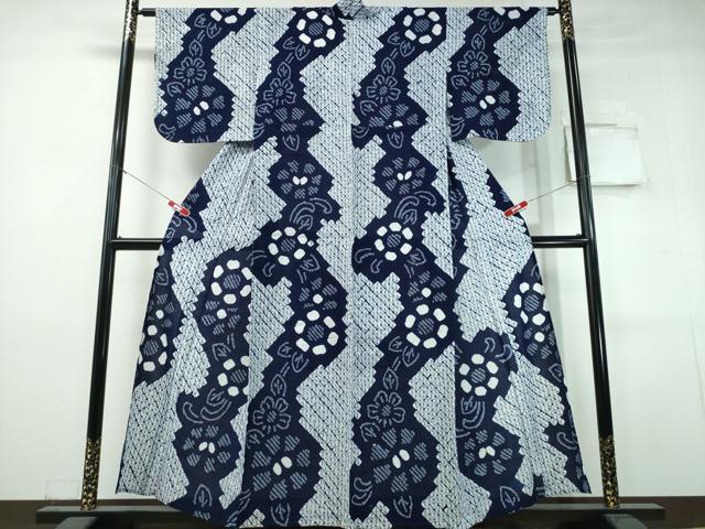■■■　サイズ　■■■ 身丈 156cm（肩から） 裄丈 64cm 袖丈 47cm　縫込み 3cm 袖幅 33.5cm 前幅 30cm 後幅 31.5cm 着物縫いこみ 内揚げ 0cm 裄 お袖側 約3cm　身頃側 約3.5cm ■■■　商品詳細　■■■ 【綿・広衿仕立て】 状態は特に目立ったシミ汚れなどもなく大変良い状態です。 人気の高い“有松鳴海絞り”の浴衣でございます。 “鳴海絞り”ならではの表情を生み出す立体感と 淡いぼかしで息を吹き込まれ、 今にも動き出しそうな迫力を放っております。 夏祭りや花火大会、これから増えるイベントに連れ立って、 より夏をお楽しみ下さいませ。 大変上質な逸品になります。 お安く出品致しますので、是非この機会にいかがでしょうか？ ■■■　注意事項　■■■ ■モニター発色の具合により色合いが異なる場合がございます。 ■寸法は多少の誤差が生じる場合がございますのでご了承ください。 ■縫込みの長さが左右非対称の場合は短い部分を記載しております。 左右非対称であってもご返品・お値引き等の保証は出来かねますので、ご了承の上ご購入をお願い致します。 ■シミ等のチェックには注意を払っておりますが、見落としがある場合もございますし、個人の見解も様々ですので神経質な方のご購入はお控えください。 ■箪笥に入っておりました着物や帯なので畳みシワや匂いがあるものもございます。 ■お休みは基本的に土日祝となりますが、その他臨時でお休みする場合がございますのでご了承ください。 ■商品の発送は平日のみの発送となります。 ■夜間と土曜、日曜日はお問い合わせの回答が遅れる場合がございます。 ■当店では、お直し、紋入れ、お手入れ等は承っておりません。 ■生地の状態（ヤケ、経年劣化等）によってはサイズ直しが出来ない場合がございます。 その点もどうかご了承のうえ、ご購入をお願いいたします。 ■弊社で取り扱う商品は一点ものにつき、時期や在庫状況に応じて金額が変更となる場合がございます。 ■検針は行っておりません。予めご了承いただきますようお願いいたします。 ■【洗える着物】と記載のある商品におきましては、商品お届け後に洗濯を行ってしまってからのご返品にはご対応しかねます。 念の為、専門店でのお手入れをお願いいたします。 ■写真に写っている物が全てになります。それ以外の付属品はございませんのでご了承ください。 ■状態に関する写真につきましては、掲載可能な写真枚数に限りがあるため、各箇所につき1枚参考画像を掲載しております。 ■着物のサイズ目安は下記を参考ください↓ ＜女性着物＞　お端折り次第で＋5cm　−1cmが着用可能サイズ 　例）身丈170cmの場合、身長160cm〜175cm ＜男性着物＞　身丈＋約25cm〜27cm程が適応身長 　例）身丈155cmの場合、身長180〜182cm