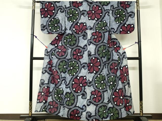 ■■■　サイズ　■■■ 身丈 158cm（肩から） 裄丈 64cm 袖丈 46cm　縫込み 1.5cm 袖幅 33cm 前幅 26cm 後幅 30cm 着物縫いこみ 内揚げ 0cm 裄 お袖側 約0cm　身頃側 約3cm ■■■　商品詳細　■■■ 【綿】 状態は接写画像のように居敷当てに薄い汚れがございますが その他特に目立ったシミ汚れなどもなく大変良い状態です。 人気の高い“有松鳴海絞り”の浴衣でございます。 “鳴海絞り”ならではの表情を生み出す立体感と 淡いぼかしで息を吹き込まれ、 今にも動き出しそうな迫力を放っております。 夏祭りや花火大会、これから増えるイベントに連れ立って、 より夏をお楽しみ下さいませ。 大変上質な逸品になります。 お安く出品致しますので、是非この機会にいかがでしょうか？ ■■■　注意事項　■■■ ■モニター発色の具合により色合いが異なる場合がございます。 ■寸法は多少の誤差が生じる場合がございますのでご了承ください。 ■縫込みの長さが左右非対称の場合は短い部分を記載しております。 左右非対称であってもご返品・お値引き等の保証は出来かねますので、ご了承の上ご購入をお願い致します。 ■シミ等のチェックには注意を払っておりますが、見落としがある場合もございますし、個人の見解も様々ですので神経質な方のご購入はお控えください。 ■箪笥に入っておりました着物や帯なので畳みシワや匂いがあるものもございます。 ■お休みは基本的に土日祝となりますが、その他臨時でお休みする場合がございますのでご了承ください。 ■商品の発送は平日のみの発送となります。 ■夜間と土曜、日曜日はお問い合わせの回答が遅れる場合がございます。 ■当店では、お直し、紋入れ、お手入れ等は承っておりません。 ■生地の状態（ヤケ、経年劣化等）によってはサイズ直しが出来ない場合がございます。 その点もどうかご了承のうえ、ご購入をお願いいたします。 ■弊社で取り扱う商品は一点ものにつき、時期や在庫状況に応じて金額が変更となる場合がございます。 ■検針は行っておりません。予めご了承いただきますようお願いいたします。 ■【洗える着物】と記載のある商品におきましては、商品お届け後に洗濯を行ってしまってからのご返品にはご対応しかねます。 念の為、専門店でのお手入れをお願いいたします。 ■写真に写っている物が全てになります。それ以外の付属品はございませんのでご了承ください。 ■状態に関する写真につきましては、掲載可能な写真枚数に限りがあるため、各箇所につき1枚参考画像を掲載しております。 ■着物のサイズ目安は下記を参考ください↓ ＜女性着物＞　お端折り次第で＋5cm　−1cmが着用可能サイズ 　例）身丈170cmの場合、身長160cm〜175cm ＜男性着物＞　身丈＋約25cm〜27cm程が適応身長 　例）身丈155cmの場合、身長180〜182cm