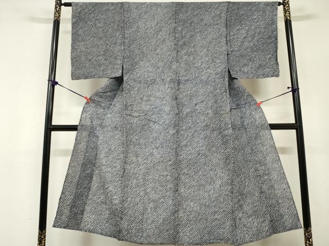 ■■■　サイズ　■■■ 身丈 143cm（肩から） 裄丈 63cm 袖丈 50cm　縫込み 2cm 袖幅 32cm 前幅 23.5cm 後幅 32cm 着物縫いこみ 内揚げ 2.5cm 裄 お袖側 約0cm　身頃側 約0cm ■■■　商品詳細　■■■ 【綿】 状態は接写画像のように居敷当て・衿に薄い汚れがございますが その他特に目立ったシミ汚れなどもなく大変良い状態です。 人気の高い“有松鳴海絞り”の浴衣でございます。 “鳴海絞り”ならではの表情を生み出す立体感と 淡いぼかしで息を吹き込まれ、 今にも動き出しそうな迫力を放っております。 夏祭りや花火大会、これから増えるイベントに連れ立って、 より夏をお楽しみ下さいませ。 大変上質な逸品になります。 お安く出品致しますので、是非この機会にいかがでしょうか？ ■■■　注意事項　■■■ ■モニター発色の具合により色合いが異なる場合がございます。 ■寸法は多少の誤差が生じる場合がございますのでご了承ください。 ■縫込みの長さが左右非対称の場合は短い部分を記載しております。 左右非対称であってもご返品・お値引き等の保証は出来かねますので、ご了承の上ご購入をお願い致します。 ■シミ等のチェックには注意を払っておりますが、見落としがある場合もございますし、個人の見解も様々ですので神経質な方のご購入はお控えください。 ■箪笥に入っておりました着物や帯なので畳みシワや匂いがあるものもございます。 ■お休みは基本的に土日祝となりますが、その他臨時でお休みする場合がございますのでご了承ください。 ■商品の発送は平日のみの発送となります。 ■夜間と土曜、日曜日はお問い合わせの回答が遅れる場合がございます。 ■当店では、お直し、紋入れ、お手入れ等は承っておりません。 ■生地の状態（ヤケ、経年劣化等）によってはサイズ直しが出来ない場合がございます。 その点もどうかご了承のうえ、ご購入をお願いいたします。 ■弊社で取り扱う商品は一点ものにつき、時期や在庫状況に応じて金額が変更となる場合がございます。 ■検針は行っておりません。予めご了承いただきますようお願いいたします。 ■【洗える着物】と記載のある商品におきましては、商品お届け後に洗濯を行ってしまってからのご返品にはご対応しかねます。 念の為、専門店でのお手入れをお願いいたします。 ■写真に写っている物が全てになります。それ以外の付属品はございませんのでご了承ください。 ■状態に関する写真につきましては、掲載可能な写真枚数に限りがあるため、各箇所につき1枚参考画像を掲載しております。 ■着物のサイズ目安は下記を参考ください↓ ＜女性着物＞　お端折り次第で＋5cm　−1cmが着用可能サイズ 　例）身丈170cmの場合、身長160cm〜175cm ＜男性着物＞　身丈＋約25cm〜27cm程が適応身長 　例）身丈155cmの場合、身長180〜182cm