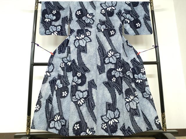 ■■■　サイズ　■■■ 身丈 155.5cm（肩から） 裄丈 66cm 袖丈 45cm　縫込み 4.5cm 袖幅 34cm 前幅 23.5cm 後幅 32cm 着物縫いこみ 内揚げ 0cm 裄 お袖側 約2cm　身頃側 約3.5cm ■■■　商品詳細　■■■ 【綿】 状態は特に目立ったシミ汚れなどもなく大変良い状態です。 人気の高い“有松鳴海絞り”の浴衣でございます。 “鳴海絞り”ならではの表情を生み出す立体感と 淡いぼかしで息を吹き込まれ、 今にも動き出しそうな迫力を放っております。 夏祭りや花火大会、これから増えるイベントに連れ立って、 より夏をお楽しみ下さいませ。 大変上質な逸品になります。 お安く出品致しますので、是非この機会にいかがでしょうか？ ■■■　注意事項　■■■ ■モニター発色の具合により色合いが異なる場合がございます。 ■寸法は多少の誤差が生じる場合がございますのでご了承ください。 ■縫込みの長さが左右非対称の場合は短い部分を記載しております。 左右非対称であってもご返品・お値引き等の保証は出来かねますので、ご了承の上ご購入をお願い致します。 ■シミ等のチェックには注意を払っておりますが、見落としがある場合もございますし、個人の見解も様々ですので神経質な方のご購入はお控えください。 ■箪笥に入っておりました着物や帯なので畳みシワや匂いがあるものもございます。 ■お休みは基本的に土日祝となりますが、その他臨時でお休みする場合がございますのでご了承ください。 ■商品の発送は平日のみの発送となります。 ■夜間と土曜、日曜日はお問い合わせの回答が遅れる場合がございます。 ■当店では、お直し、紋入れ、お手入れ等は承っておりません。 ■生地の状態（ヤケ、経年劣化等）によってはサイズ直しが出来ない場合がございます。 その点もどうかご了承のうえ、ご購入をお願いいたします。 ■弊社で取り扱う商品は一点ものにつき、時期や在庫状況に応じて金額が変更となる場合がございます。 ■検針は行っておりません。予めご了承いただきますようお願いいたします。 ■【洗える着物】と記載のある商品におきましては、商品お届け後に洗濯を行ってしまってからのご返品にはご対応しかねます。 念の為、専門店でのお手入れをお願いいたします。 ■写真に写っている物が全てになります。それ以外の付属品はございませんのでご了承ください。 ■状態に関する写真につきましては、掲載可能な写真枚数に限りがあるため、各箇所につき1枚参考画像を掲載しております。 ■着物のサイズ目安は下記を参考ください↓ ＜女性着物＞　お端折り次第で＋5cm　−1cmが着用可能サイズ 　例）身丈170cmの場合、身長160cm〜175cm ＜男性着物＞　身丈＋約25cm〜27cm程が適応身長 　例）身丈155cmの場合、身長180〜182cm