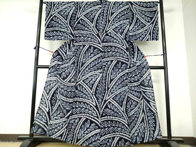 ■■■　サイズ　■■■ 身丈 159.5cm（肩から） 裄丈 66.5cm 袖丈 48cm　縫込み 4.5cm 袖幅 33cm 前幅 26cm 後幅 32cm 着物縫いこみ 内揚げ 0cm 裄 お袖側 約1cm　身頃側 約1.5cm ■■■　商品詳細　■■■ 【綿・未使用】 状態は接写画像のように衿に薄い汚れがございますが その他特に目立ったシミ汚れなどもなく大変良い状態です。 人気の高い“有松鳴海絞り”の浴衣でございます。 “鳴海絞り”ならではの表情を生み出す立体感と 淡いぼかしで息を吹き込まれ、 今にも動き出しそうな迫力を放っております。 夏祭りや花火大会、これから増えるイベントに連れ立って、 より夏をお楽しみ下さいませ。 大変上質な逸品になります。 お安く出品致しますので、是非この機会にいかがでしょうか？ ■■■　注意事項　■■■ ■モニター発色の具合により色合いが異なる場合がございます。 ■寸法は多少の誤差が生じる場合がございますのでご了承ください。 ■縫込みの長さが左右非対称の場合は短い部分を記載しております。 左右非対称であってもご返品・お値引き等の保証は出来かねますので、ご了承の上ご購入をお願い致します。 ■シミ等のチェックには注意を払っておりますが、見落としがある場合もございますし、個人の見解も様々ですので神経質な方のご購入はお控えください。 ■箪笥に入っておりました着物や帯なので畳みシワや匂いがあるものもございます。 ■お休みは基本的に土日祝となりますが、その他臨時でお休みする場合がございますのでご了承ください。 ■商品の発送は平日のみの発送となります。 ■夜間と土曜、日曜日はお問い合わせの回答が遅れる場合がございます。 ■当店では、お直し、紋入れ、お手入れ等は承っておりません。 ■生地の状態（ヤケ、経年劣化等）によってはサイズ直しが出来ない場合がございます。 その点もどうかご了承のうえ、ご購入をお願いいたします。 ■弊社で取り扱う商品は一点ものにつき、時期や在庫状況に応じて金額が変更となる場合がございます。 ■検針は行っておりません。予めご了承いただきますようお願いいたします。 ■【洗える着物】と記載のある商品におきましては、商品お届け後に洗濯を行ってしまってからのご返品にはご対応しかねます。 念の為、専門店でのお手入れをお願いいたします。 ■写真に写っている物が全てになります。それ以外の付属品はございませんのでご了承ください。 ■状態に関する写真につきましては、掲載可能な写真枚数に限りがあるため、各箇所につき1枚参考画像を掲載しております。 ■着物のサイズ目安は下記を参考ください↓ ＜女性着物＞　お端折り次第で＋5cm　−1cmが着用可能サイズ 　例）身丈170cmの場合、身長160cm〜175cm ＜男性着物＞　身丈＋約25cm〜27cm程が適応身長 　例）身丈155cmの場合、身長180〜182cm
