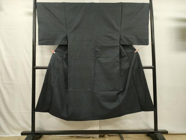 ■■■　サイズ　■■■ 身丈 138cm（肩から） 裄丈 67.5cm 袖丈 52.5cm　縫込み 4.5cm 袖幅 34.5cm 前幅 27cm 後幅 30cm 着物縫いこみ 内揚げ 0cm 裄 お袖側 約2cm　身頃側 約0cm ■■■　商品詳細　■■■ 【正絹】 状態は特に目立ったシミ汚れなどもなく大変良い状態です。 大変上質な逸品になります。 お安く出品致しますので、是非この機会にいかがでしょうか？ ■■■　注意事項　■■■ ■モニター発色の具合により色合いが異なる場合がございます。 ■寸法は多少の誤差が生じる場合がございますのでご了承ください。 ■縫込みの長さが左右非対称の場合は短い部分を記載しております。 左右非対称であってもご返品・お値引き等の保証は出来かねますので、ご了承の上ご購入をお願い致します。 ■シミ等のチェックには注意を払っておりますが、見落としがある場合もございますし、個人の見解も様々ですので神経質な方のご購入はお控えください。 ■箪笥に入っておりました着物や帯なので畳みシワや匂いがあるものもございます。 ■お休みは基本的に土日祝となりますが、その他臨時でお休みする場合がございますのでご了承ください。 ■商品の発送は平日のみの発送となります。 ■夜間と土曜、日曜日はお問い合わせの回答が遅れる場合がございます。 ■当店では、お直し、紋入れ、お手入れ等は承っておりません。 ■生地の状態（ヤケ、経年劣化等）によってはサイズ直しが出来ない場合がございます。 その点もどうかご了承のうえ、ご購入をお願いいたします。 ■弊社で取り扱う商品は一点ものにつき、時期や在庫状況に応じて金額が変更となる場合がございます。 ■検針は行っておりません。予めご了承いただきますようお願いいたします。 ■【洗える着物】と記載のある商品におきましては、商品お届け後に洗濯を行ってしまってからのご返品にはご対応しかねます。 念の為、専門店でのお手入れをお願いいたします。 ■写真に写っている物が全てになります。それ以外の付属品はございませんのでご了承ください。 ■状態に関する写真につきましては、掲載可能な写真枚数に限りがあるため、各箇所につき1枚参考画像を掲載しております。 ■着物のサイズ目安は下記を参考ください↓ ＜女性着物＞　お端折り次第で＋5cm　−1cmが着用可能サイズ 　例）身丈170cmの場合、身長160cm〜175cm ＜男性着物＞　身丈＋約25cm〜27cm程が適応身長 　例）身丈155cmの場合、身長180〜182cm