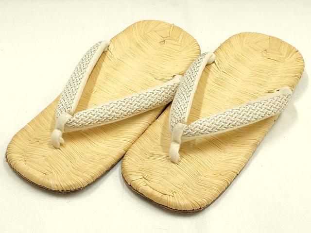 ■■■　サイズ　■■■ 長さ　　 26cm 幅　　　 10cm 踵高さ　 2.5cm ■■■　商品詳細　■■■ 状態は参考画像のように所々に薄い汚れ、擦れがございます。 大変上質な逸品になります。 お安く出品致しますので、是非この機会にいかがでしょうか？ ■■■　注意事項　■■■ ■モニター発色の具合により色合いが異なる場合がございます。 ■寸法は多少の誤差が生じる場合がございますのでご了承ください。 ■縫込みの長さが左右非対称の場合は短い部分を記載しております。 左右非対称であってもご返品・お値引き等の保証は出来かねますので、ご了承の上ご購入をお願い致します。 ■シミ等のチェックには注意を払っておりますが、見落としがある場合もございますし、個人の見解も様々ですので神経質な方のご購入はお控えください。 ■箪笥に入っておりました着物や帯なので畳みシワや匂いがあるものもございます。 ■お休みは基本的に土日祝となりますが、その他臨時でお休みする場合がございますのでご了承ください。 ■商品の発送は平日のみの発送となります。 ■夜間と土曜、日曜日はお問い合わせの回答が遅れる場合がございます。 ■当店では、お直し、紋入れ、お手入れ等は承っておりません。 ■生地の状態（ヤケ、経年劣化等）によってはサイズ直しが出来ない場合がございます。 その点もどうかご了承のうえ、ご購入をお願いいたします。 ■弊社で取り扱う商品は一点ものにつき、時期や在庫状況に応じて金額が変更となる場合がございます。 ■検針は行っておりません。予めご了承いただきますようお願いいたします。 ■【洗える着物】と記載のある商品におきましては、商品お届け後に洗濯を行ってしまってからのご返品にはご対応しかねます。 念の為、専門店でのお手入れをお願いいたします。 ■写真に写っている物が全てになります。それ以外の付属品はございませんのでご了承ください。 ■状態に関する写真につきましては、掲載可能な写真枚数に限りがあるため、各箇所につき1枚参考画像を掲載しております。 ■着物のサイズ目安は下記を参考ください↓ ＜女性着物＞　お端折り次第で＋5cm　−1cmが着用可能サイズ 　例）身丈170cmの場合、身長160cm〜175cm ＜男性着物＞　身丈＋約25cm〜27cm程が適応身長 　例）身丈155cmの場合、身長180〜182cm