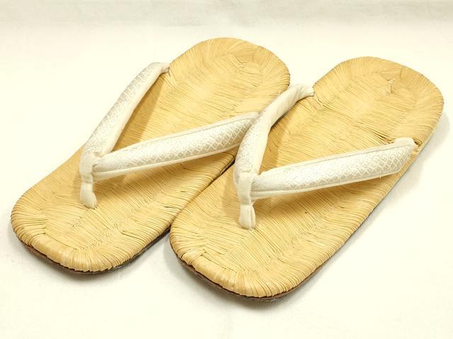 ■■■　サイズ　■■■ 長さ　　 26cm 幅　　　 10.5cm 踵高さ　 2.5cm ■■■　商品詳細　■■■ 状態は参考画像のように所々に薄い汚れ、擦れがございます。 大変上質な逸品になります。 お安く出品致しますので、是非この機会にいかがでしょうか？ ■■■　注意事項　■■■ ■モニター発色の具合により色合いが異なる場合がございます。 ■寸法は多少の誤差が生じる場合がございますのでご了承ください。 ■縫込みの長さが左右非対称の場合は短い部分を記載しております。 左右非対称であってもご返品・お値引き等の保証は出来かねますので、ご了承の上ご購入をお願い致します。 ■シミ等のチェックには注意を払っておりますが、見落としがある場合もございますし、個人の見解も様々ですので神経質な方のご購入はお控えください。 ■箪笥に入っておりました着物や帯なので畳みシワや匂いがあるものもございます。 ■お休みは基本的に土日祝となりますが、その他臨時でお休みする場合がございますのでご了承ください。 ■商品の発送は平日のみの発送となります。 ■夜間と土曜、日曜日はお問い合わせの回答が遅れる場合がございます。 ■当店では、お直し、紋入れ、お手入れ等は承っておりません。 ■生地の状態（ヤケ、経年劣化等）によってはサイズ直しが出来ない場合がございます。 その点もどうかご了承のうえ、ご購入をお願いいたします。 ■弊社で取り扱う商品は一点ものにつき、時期や在庫状況に応じて金額が変更となる場合がございます。 ■検針は行っておりません。予めご了承いただきますようお願いいたします。 ■【洗える着物】と記載のある商品におきましては、商品お届け後に洗濯を行ってしまってからのご返品にはご対応しかねます。 念の為、専門店でのお手入れをお願いいたします。 ■写真に写っている物が全てになります。それ以外の付属品はございませんのでご了承ください。 ■状態に関する写真につきましては、掲載可能な写真枚数に限りがあるため、各箇所につき1枚参考画像を掲載しております。 ■着物のサイズ目安は下記を参考ください↓ ＜女性着物＞　お端折り次第で＋5cm　−1cmが着用可能サイズ 　例）身丈170cmの場合、身長160cm〜175cm ＜男性着物＞　身丈＋約25cm〜27cm程が適応身長 　例）身丈155cmの場合、身長180〜182cm