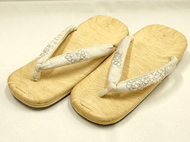 ■■■　サイズ　■■■ 長さ　　 26cm 幅　　　 10.5cm 踵高さ　 3.5cm ■■■　商品詳細　■■■ 状態は参考画像のように所々に薄い汚れ、擦れ、傷がございます。 大変上質な逸品になります。 お安く出品致しますので、是非この機会にいかがでしょうか？ ■■■　注意事項　■■■ ■モニター発色の具合により色合いが異なる場合がございます。 ■寸法は多少の誤差が生じる場合がございますのでご了承ください。 ■縫込みの長さが左右非対称の場合は短い部分を記載しております。 左右非対称であってもご返品・お値引き等の保証は出来かねますので、ご了承の上ご購入をお願い致します。 ■シミ等のチェックには注意を払っておりますが、見落としがある場合もございますし、個人の見解も様々ですので神経質な方のご購入はお控えください。 ■箪笥に入っておりました着物や帯なので畳みシワや匂いがあるものもございます。 ■お休みは基本的に土日祝となりますが、その他臨時でお休みする場合がございますのでご了承ください。 ■商品の発送は平日のみの発送となります。 ■夜間と土曜、日曜日はお問い合わせの回答が遅れる場合がございます。 ■当店では、お直し、紋入れ、お手入れ等は承っておりません。 ■生地の状態（ヤケ、経年劣化等）によってはサイズ直しが出来ない場合がございます。 その点もどうかご了承のうえ、ご購入をお願いいたします。 ■弊社で取り扱う商品は一点ものにつき、時期や在庫状況に応じて金額が変更となる場合がございます。 ■検針は行っておりません。予めご了承いただきますようお願いいたします。 ■【洗える着物】と記載のある商品におきましては、商品お届け後に洗濯を行ってしまってからのご返品にはご対応しかねます。 念の為、専門店でのお手入れをお願いいたします。 ■写真に写っている物が全てになります。それ以外の付属品はございませんのでご了承ください。 ■状態に関する写真につきましては、掲載可能な写真枚数に限りがあるため、各箇所につき1枚参考画像を掲載しております。 ■着物のサイズ目安は下記を参考ください↓ ＜女性着物＞　お端折り次第で＋5cm　−1cmが着用可能サイズ 　例）身丈170cmの場合、身長160cm〜175cm ＜男性着物＞　身丈＋約25cm〜27cm程が適応身長 　例）身丈155cmの場合、身長180〜182cm