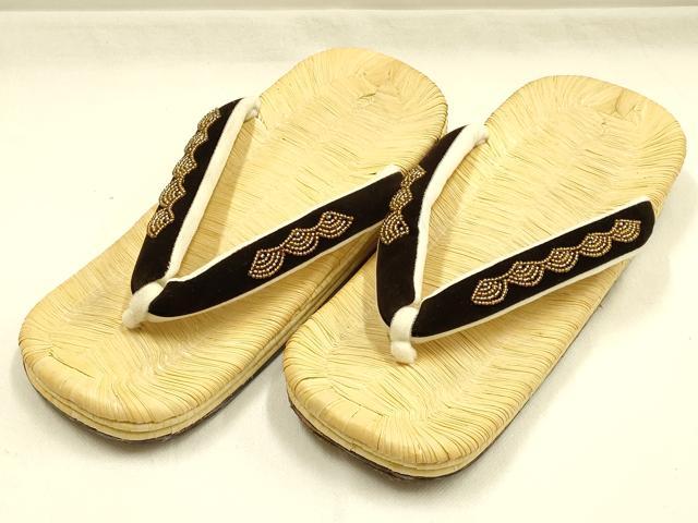 ■■■　サイズ　■■■ 長さ　　 26cm 幅　　　 10cm 踵高さ　 4.5cm ■■■　商品詳細　■■■ 状態は参考画像のように所々に薄い汚れ、擦れ、傷がございます。 大変上質な逸品になります。 お安く出品致しますので、是非この機会にいかがでしょうか？ ■■■　注意事項　■■■ ■モニター発色の具合により色合いが異なる場合がございます。 ■寸法は多少の誤差が生じる場合がございますのでご了承ください。 ■縫込みの長さが左右非対称の場合は短い部分を記載しております。 左右非対称であってもご返品・お値引き等の保証は出来かねますので、ご了承の上ご購入をお願い致します。 ■シミ等のチェックには注意を払っておりますが、見落としがある場合もございますし、個人の見解も様々ですので神経質な方のご購入はお控えください。 ■箪笥に入っておりました着物や帯なので畳みシワや匂いがあるものもございます。 ■お休みは基本的に土日祝となりますが、その他臨時でお休みする場合がございますのでご了承ください。 ■商品の発送は平日のみの発送となります。 ■夜間と土曜、日曜日はお問い合わせの回答が遅れる場合がございます。 ■当店では、お直し、紋入れ、お手入れ等は承っておりません。 ■生地の状態（ヤケ、経年劣化等）によってはサイズ直しが出来ない場合がございます。 その点もどうかご了承のうえ、ご購入をお願いいたします。 ■弊社で取り扱う商品は一点ものにつき、時期や在庫状況に応じて金額が変更となる場合がございます。 ■検針は行っておりません。予めご了承いただきますようお願いいたします。 ■【洗える着物】と記載のある商品におきましては、商品お届け後に洗濯を行ってしまってからのご返品にはご対応しかねます。 念の為、専門店でのお手入れをお願いいたします。 ■写真に写っている物が全てになります。それ以外の付属品はございませんのでご了承ください。 ■状態に関する写真につきましては、掲載可能な写真枚数に限りがあるため、各箇所につき1枚参考画像を掲載しております。 ■着物のサイズ目安は下記を参考ください↓ ＜女性着物＞　お端折り次第で＋5cm　−1cmが着用可能サイズ 　例）身丈170cmの場合、身長160cm〜175cm ＜男性着物＞　身丈＋約25cm〜27cm程が適応身長 　例）身丈155cmの場合、身長180〜182cm