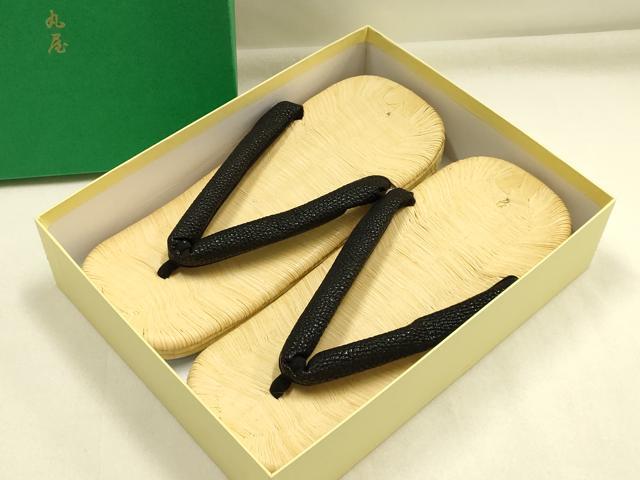 ■■■　サイズ　■■■ 長さ　　 26cm 幅　　　 10cm 踵高さ　 4.5cm ■■■　商品詳細　■■■ 状態は参考画像のように草履底に薄い汚れがございます。 大変上質な逸品になります。 お安く出品致しますので、是非この機会にいかがでしょうか？ ■■■　注意事項　■■■ ■モニター発色の具合により色合いが異なる場合がございます。 ■寸法は多少の誤差が生じる場合がございますのでご了承ください。 ■縫込みの長さが左右非対称の場合は短い部分を記載しております。 左右非対称であってもご返品・お値引き等の保証は出来かねますので、ご了承の上ご購入をお願い致します。 ■シミ等のチェックには注意を払っておりますが、見落としがある場合もございますし、個人の見解も様々ですので神経質な方のご購入はお控えください。 ■箪笥に入っておりました着物や帯なので畳みシワや匂いがあるものもございます。 ■お休みは基本的に土日祝となりますが、その他臨時でお休みする場合がございますのでご了承ください。 ■商品の発送は平日のみの発送となります。 ■夜間と土曜、日曜日はお問い合わせの回答が遅れる場合がございます。 ■当店では、お直し、紋入れ、お手入れ等は承っておりません。 ■生地の状態（ヤケ、経年劣化等）によってはサイズ直しが出来ない場合がございます。 その点もどうかご了承のうえ、ご購入をお願いいたします。 ■弊社で取り扱う商品は一点ものにつき、時期や在庫状況に応じて金額が変更となる場合がございます。 ■検針は行っておりません。予めご了承いただきますようお願いいたします。 ■【洗える着物】と記載のある商品におきましては、商品お届け後に洗濯を行ってしまってからのご返品にはご対応しかねます。 念の為、専門店でのお手入れをお願いいたします。 ■写真に写っている物が全てになります。それ以外の付属品はございませんのでご了承ください。 ■状態に関する写真につきましては、掲載可能な写真枚数に限りがあるため、各箇所につき1枚参考画像を掲載しております。 ■着物のサイズ目安は下記を参考ください↓ ＜女性着物＞　お端折り次第で＋5cm　−1cmが着用可能サイズ 　例）身丈170cmの場合、身長160cm〜175cm ＜男性着物＞　身丈＋約25cm〜27cm程が適応身長 　例）身丈155cmの場合、身長180〜182cm