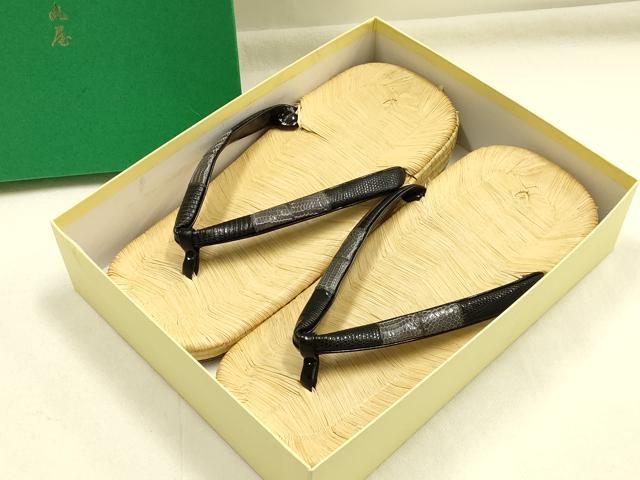 ■■■　サイズ　■■■ 長さ　　 26cm 幅　　　 10cm 踵高さ　 3.5cm ■■■　商品詳細　■■■ 状態は参考画像のように所々に薄い汚れ、擦れ、傷がございます。 大変上質な逸品になります。 お安く出品致しますので、是非この機会にいかがでしょうか？ ■■■　注意事項　■■■ ■モニター発色の具合により色合いが異なる場合がございます。 ■寸法は多少の誤差が生じる場合がございますのでご了承ください。 ■縫込みの長さが左右非対称の場合は短い部分を記載しております。 左右非対称であってもご返品・お値引き等の保証は出来かねますので、ご了承の上ご購入をお願い致します。 ■シミ等のチェックには注意を払っておりますが、見落としがある場合もございますし、個人の見解も様々ですので神経質な方のご購入はお控えください。 ■箪笥に入っておりました着物や帯なので畳みシワや匂いがあるものもございます。 ■お休みは基本的に土日祝となりますが、その他臨時でお休みする場合がございますのでご了承ください。 ■商品の発送は平日のみの発送となります。 ■夜間と土曜、日曜日はお問い合わせの回答が遅れる場合がございます。 ■当店では、お直し、紋入れ、お手入れ等は承っておりません。 ■生地の状態（ヤケ、経年劣化等）によってはサイズ直しが出来ない場合がございます。 その点もどうかご了承のうえ、ご購入をお願いいたします。 ■弊社で取り扱う商品は一点ものにつき、時期や在庫状況に応じて金額が変更となる場合がございます。 ■検針は行っておりません。予めご了承いただきますようお願いいたします。 ■【洗える着物】と記載のある商品におきましては、商品お届け後に洗濯を行ってしまってからのご返品にはご対応しかねます。 念の為、専門店でのお手入れをお願いいたします。 ■写真に写っている物が全てになります。それ以外の付属品はございませんのでご了承ください。 ■状態に関する写真につきましては、掲載可能な写真枚数に限りがあるため、各箇所につき1枚参考画像を掲載しております。 ■着物のサイズ目安は下記を参考ください↓ ＜女性着物＞　お端折り次第で＋5cm　−1cmが着用可能サイズ 　例）身丈170cmの場合、身長160cm〜175cm ＜男性着物＞　身丈＋約25cm〜27cm程が適応身長 　例）身丈155cmの場合、身長180〜182cm