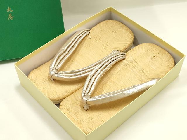 ■■■　サイズ　■■■ 長さ　　 26cm 幅　　　 10.5cm 踵高さ　 4.5cm ■■■　商品詳細　■■■ 状態は参考画像のように所々に薄い汚れ、擦れがございます。 大変上質な逸品になります。 お安く出品致しますので、是非この機会にいかがでしょうか？ ■■■　注意事項　■■■ ■モニター発色の具合により色合いが異なる場合がございます。 ■寸法は多少の誤差が生じる場合がございますのでご了承ください。 ■縫込みの長さが左右非対称の場合は短い部分を記載しております。 左右非対称であってもご返品・お値引き等の保証は出来かねますので、ご了承の上ご購入をお願い致します。 ■シミ等のチェックには注意を払っておりますが、見落としがある場合もございますし、個人の見解も様々ですので神経質な方のご購入はお控えください。 ■箪笥に入っておりました着物や帯なので畳みシワや匂いがあるものもございます。 ■お休みは基本的に土日祝となりますが、その他臨時でお休みする場合がございますのでご了承ください。 ■商品の発送は平日のみの発送となります。 ■夜間と土曜、日曜日はお問い合わせの回答が遅れる場合がございます。 ■当店では、お直し、紋入れ、お手入れ等は承っておりません。 ■生地の状態（ヤケ、経年劣化等）によってはサイズ直しが出来ない場合がございます。 その点もどうかご了承のうえ、ご購入をお願いいたします。 ■弊社で取り扱う商品は一点ものにつき、時期や在庫状況に応じて金額が変更となる場合がございます。 ■検針は行っておりません。予めご了承いただきますようお願いいたします。 ■【洗える着物】と記載のある商品におきましては、商品お届け後に洗濯を行ってしまってからのご返品にはご対応しかねます。 念の為、専門店でのお手入れをお願いいたします。 ■写真に写っている物が全てになります。それ以外の付属品はございませんのでご了承ください。 ■状態に関する写真につきましては、掲載可能な写真枚数に限りがあるため、各箇所につき1枚参考画像を掲載しております。 ■着物のサイズ目安は下記を参考ください↓ ＜女性着物＞　お端折り次第で＋5cm　−1cmが着用可能サイズ 　例）身丈170cmの場合、身長160cm〜175cm ＜男性着物＞　身丈＋約25cm〜27cm程が適応身長 　例）身丈155cmの場合、身長180〜182cm