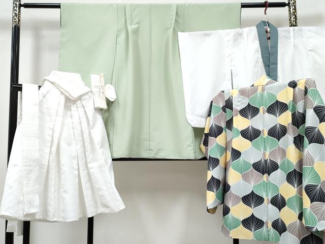 ■■■　サイズ　■■■ 【祝着】 身丈 80cm（肩から） 裄丈 46cm（肩上げ　3cm） 袖丈 53cm　縫込み 2.5cm 袖幅 29cm 前幅 17.5cm 後幅 23cm 着物縫いこみ 内揚げ 0cm （腰上げ　0cm） 裄 お袖側 約2cm　身頃側 約1cm 【長襦袢】 身丈 73cm（肩から） 裄丈 45.5cm（肩上げ　1cm） 袖丈 50.5cm　縫込み 1.5cm 袖幅 26.5cm 前幅 18.5cm 後幅 22cm 着物縫いこみ 内揚げ 0cm （腰上げ　0cm） 裄 お袖側 約4.5cm　身頃側 約1.5cm 【羽織】 身丈 66.5cm（肩から） 裄丈 47.5cm（肩上げ　2.5cm） 袖丈 54cm　縫込み 2cm 袖幅 29cm 前幅 15cm 後幅 25cm （腰上げ　0cm） 裄 お袖側 約1.5cm　身頃側 約1.5cm 【袴】 紐下　約　56cm 【帯】 長さ 232cm　幅 6cm程 ■■■　商品詳細　■■■ 着物(重ね衿：取り外し可能)・羽織・襦袢・袴・帯【化繊】のいずれも 状態は特に目立ったシミ汚れなどもなく大変良い状態です。 お安く出品致しますので、是非この機会にいかがでしょうか？ ※ご自身で洗濯された場合の保証はできかねます。専門店にご相談ください。 ■■■　注意事項　■■■ ■モニター発色の具合により色合いが異なる場合がございます。 ■寸法は多少の誤差が生じる場合がございますのでご了承ください。 ■縫込みの長さが左右非対称の場合は短い部分を記載しております。 左右非対称であってもご返品・お値引き等の保証は出来かねますので、ご了承の上ご購入をお願い致します。 ■シミ等のチェックには注意を払っておりますが、見落としがある場合もございますし、個人の見解も様々ですので神経質な方のご購入はお控えください。 ■箪笥に入っておりました着物や帯なので畳みシワや匂いがあるものもございます。 ■お休みは基本的に土日祝となりますが、その他臨時でお休みする場合がございますのでご了承ください。 ■商品の発送は平日のみの発送となります。 ■夜間と土曜、日曜日はお問い合わせの回答が遅れる場合がございます。 ■当店では、お直し、紋入れ、お手入れ等は承っておりません。 ■生地の状態（ヤケ、経年劣化等）によってはサイズ直しが出来ない場合がございます。 その点もどうかご了承のうえ、ご購入をお願いいたします。 ■弊社で取り扱う商品は一点ものにつき、時期や在庫状況に応じて金額が変更となる場合がございます。 ■検針は行っておりません。予めご了承いただきますようお願いいたします。 ■【洗える着物】と記載のある商品におきましては、商品お届け後に洗濯を行ってしまってからのご返品にはご対応しかねます。 念の為、専門店でのお手入れをお願いいたします。 ■写真に写っている物が全てになります。それ以外の付属品はございませんのでご了承ください。 ■状態に関する写真につきましては、掲載可能な写真枚数に限りがあるため、各箇所につき1枚参考画像を掲載しております。 ■着物のサイズ目安は下記を参考ください↓ ＜女性着物＞　お端折り次第で＋5cm　−1cmが着用可能サイズ 　例）身丈170cmの場合、身長160cm〜175cm ＜男性着物＞　身丈＋約25cm〜27cm程が適応身長 　例）身丈155cmの場合、身長180〜182cm