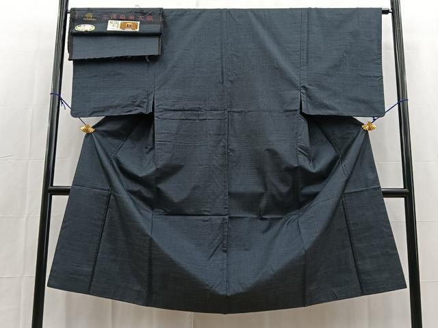 ■■■　サイズ　■■■ 身丈 129cm（肩から） 裄丈 64.5cm 袖丈 50.5cm　縫込み 4cm 袖幅 33.5cm 前幅 23cm 後幅 30cm 着物縫いこみ 内揚げ 0cm 裄 お袖側 約2cm　身頃側 約3cm ■■■　商品詳細　■■■ 【正絹】 状態は画像を添付しておりますので、そちらをご確認下さいますよう宜しくお願い致します。 大変上質な逸品になります。 お安く出品致しますので、是非この機会にいかがでしょうか？ ■■■　注意事項　■■■ ■モニター発色の具合により色合いが異なる場合がございます。 ■寸法は多少の誤差が生じる場合がございますのでご了承ください。 ■縫込みの長さが左右非対称の場合は短い部分を記載しております。 左右非対称であってもご返品・お値引き等の保証は出来かねますので、ご了承の上ご購入をお願い致します。 ■シミ等のチェックには注意を払っておりますが、見落としがある場合もございますし、個人の見解も様々ですので神経質な方のご購入はお控えください。 ■箪笥に入っておりました着物や帯なので畳みシワや匂いがあるものもございます。 ■お休みは基本的に土日祝となりますが、その他臨時でお休みする場合がございますのでご了承ください。 ■商品の発送は平日のみの発送となります。 ■夜間と土曜、日曜日はお問い合わせの回答が遅れる場合がございます。 ■当店では、お直し、紋入れ、お手入れ等は承っておりません。 ■生地の状態（ヤケ、経年劣化等）によってはサイズ直しが出来ない場合がございます。 その点もどうかご了承のうえ、ご購入をお願いいたします。 ■弊社で取り扱う商品は一点ものにつき、時期や在庫状況に応じて金額が変更となる場合がございます。 ■検針は行っておりません。予めご了承いただきますようお願いいたします。 ■【洗える着物】と記載のある商品におきましては、商品お届け後に洗濯を行ってしまってからのご返品にはご対応しかねます。 念の為、専門店でのお手入れをお願いいたします。 ■写真に写っている物が全てになります。それ以外の付属品はございませんのでご了承ください。 ■状態に関する写真につきましては、掲載可能な写真枚数に限りがあるため、各箇所につき1枚参考画像を掲載しております。 ■着物のサイズ目安は下記を参考ください↓ ＜女性着物＞　お端折り次第で＋5cm　−1cmが着用可能サイズ 　例）身丈170cmの場合、身長160cm〜175cm ＜男性着物＞　身丈＋約25cm〜27cm程が適応身長 　例）身丈155cmの場合、身長180〜182cm