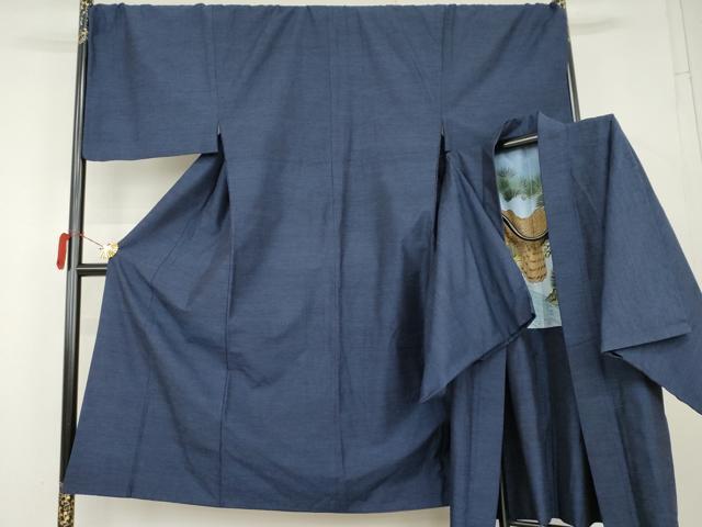■■■　サイズ　■■■ 【着物】 身丈 147cm（肩から） 裄丈 73.5cm 袖丈 49cm　縫込み 4cm 袖幅 38cm 前幅 23.5cm 後幅 29cm 着物縫いこみ 内揚げ 6.5cm 裄 お袖側 約0cm　身頃側 約2cm 【羽織】 身丈 97cm（肩から） 裄丈 74cm 袖丈 49cm　縫込み 3.5cm 袖幅 38.5cm 前幅 19cm 後幅 29.5cm 裄 お袖側 約0cm　身頃側 約2.5cm ■■■　商品詳細　■■■ 【正絹】 羽織の状態は接写画像のように羽裏に薄い汚れがございますが その他特に目立ったシミ汚れなどもなく大変良い状態です。 大変上質な逸品になります。 お安く出品致しますので、是非この機会にいかがでしょうか？ ■■■　注意事項　■■■ ■モニター発色の具合により色合いが異なる場合がございます。 ■寸法は多少の誤差が生じる場合がございますのでご了承ください。 ■縫込みの長さが左右非対称の場合は短い部分を記載しております。 左右非対称であってもご返品・お値引き等の保証は出来かねますので、ご了承の上ご購入をお願い致します。 ■シミ等のチェックには注意を払っておりますが、見落としがある場合もございますし、個人の見解も様々ですので神経質な方のご購入はお控えください。 ■箪笥に入っておりました着物や帯なので畳みシワや匂いがあるものもございます。 ■お休みは基本的に土日祝となりますが、その他臨時でお休みする場合がございますのでご了承ください。 ■商品の発送は平日のみの発送となります。 ■夜間と土曜、日曜日はお問い合わせの回答が遅れる場合がございます。 ■当店では、お直し、紋入れ、お手入れ等は承っておりません。 ■生地の状態（ヤケ、経年劣化等）によってはサイズ直しが出来ない場合がございます。 その点もどうかご了承のうえ、ご購入をお願いいたします。 ■弊社で取り扱う商品は一点ものにつき、時期や在庫状況に応じて金額が変更となる場合がございます。 ■検針は行っておりません。予めご了承いただきますようお願いいたします。 ■【洗える着物】と記載のある商品におきましては、商品お届け後に洗濯を行ってしまってからのご返品にはご対応しかねます。 念の為、専門店でのお手入れをお願いいたします。 ■写真に写っている物が全てになります。それ以外の付属品はございませんのでご了承ください。 ■状態に関する写真につきましては、掲載可能な写真枚数に限りがあるため、各箇所につき1枚参考画像を掲載しております。 ■着物のサイズ目安は下記を参考ください↓ ＜女性着物＞　お端折り次第で＋5cm　−1cmが着用可能サイズ 　例）身丈170cmの場合、身長160cm〜175cm ＜男性着物＞　身丈＋約25cm〜27cm程が適応身長 　例）身丈155cmの場合、身長180〜182cm