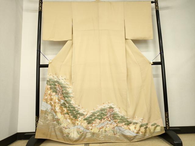 ■■■　サイズ　■■■ 身丈 162cm（肩から） 裄丈 66cm 袖丈 49cm　縫込み 8cm 袖幅 34cm 前幅 25cm 後幅 30cm 着物縫いこみ 内揚げ 6cm 裄 お袖側 約2cm　身頃側 約2cm ■■■　商品詳細　■■■ 【正絹・一つ紋】 状態は特に目立ったシミ汚れなどもなく大変良い状態です。 大変上質な逸品になります。 お安く出品致しますので、是非この機会にいかがでしょうか？ ■■■　注意事項　■■■ ■モニター発色の具合により色合いが異なる場合がございます。 ■寸法は多少の誤差が生じる場合がございますのでご了承ください。 ■縫込みの長さが左右非対称の場合は短い部分を記載しております。 左右非対称であってもご返品・お値引き等の保証は出来かねますので、ご了承の上ご購入をお願い致します。 ■シミ等のチェックには注意を払っておりますが、見落としがある場合もございますし、個人の見解も様々ですので神経質な方のご購入はお控えください。 ■箪笥に入っておりました着物や帯なので畳みシワや匂いがあるものもございます。 ■お休みは基本的に土日祝となりますが、その他臨時でお休みする場合がございますのでご了承ください。 ■商品の発送は平日のみの発送となります。 ■夜間と土曜、日曜日はお問い合わせの回答が遅れる場合がございます。 ■当店では、お直し、紋入れ、お手入れ等は承っておりません。 ■生地の状態（ヤケ、経年劣化等）によってはサイズ直しが出来ない場合がございます。 その点もどうかご了承のうえ、ご購入をお願いいたします。 ■弊社で取り扱う商品は一点ものにつき、時期や在庫状況に応じて金額が変更となる場合がございます。 ■検針は行っておりません。予めご了承いただきますようお願いいたします。 ■【洗える着物】と記載のある商品におきましては、商品お届け後に洗濯を行ってしまってからのご返品にはご対応しかねます。 念の為、専門店でのお手入れをお願いいたします。 ■写真に写っている物が全てになります。それ以外の付属品はございませんのでご了承ください。 ■状態に関する写真につきましては、掲載可能な写真枚数に限りがあるため、各箇所につき1枚参考画像を掲載しております。 ■着物のサイズ目安は下記を参考ください↓ ＜女性着物＞　お端折り次第で＋5cm　−1cmが着用可能サイズ 　例）身丈170cmの場合、身長160cm〜175cm ＜男性着物＞　身丈＋約25cm〜27cm程が適応身長 　例）身丈155cmの場合、身長180〜182cm