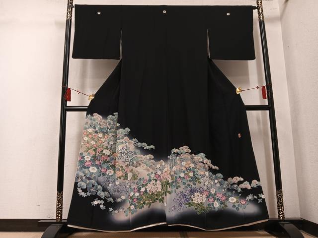 ■■■　サイズ　■■■ 身丈 153cm（肩から） 裄丈 64cm 袖丈 42.5cm　縫込み 5cm 袖幅 33cm 前幅 24.5cm 後幅 30.5cm 着物縫いこみ 内揚げ 3cm 裄 お袖側 約1cm　身頃側 約2cm ■■■　商品詳細　■■■ 【正絹・五つ紋・比翼仕立て】 状態は接写画像のように袖口・比翼・比翼衿・衿・衿山に薄い汚れがございますが その他特に目立ったシミ汚れなどもなく大変良い状態です。 十日町友禅作家・岡村蒼風。 十日町友禅はその成り立ちからもわかるように、加賀友禅や東京友禅に比べると、 京友禅に一番近い華やかな作風が特徴です。 大変上質な逸品になります。 お安く出品致しますので、是非この機会にいかがでしょうか？ ■■■　注意事項　■■■ ■モニター発色の具合により色合いが異なる場合がございます。 ■寸法は多少の誤差が生じる場合がございますのでご了承ください。 ■縫込みの長さが左右非対称の場合は短い部分を記載しております。 左右非対称であってもご返品・お値引き等の保証は出来かねますので、ご了承の上ご購入をお願い致します。 ■シミ等のチェックには注意を払っておりますが、見落としがある場合もございますし、個人の見解も様々ですので神経質な方のご購入はお控えください。 ■箪笥に入っておりました着物や帯なので畳みシワや匂いがあるものもございます。 ■お休みは基本的に土日祝となりますが、その他臨時でお休みする場合がございますのでご了承ください。 ■商品の発送は平日のみの発送となります。 ■夜間と土曜、日曜日はお問い合わせの回答が遅れる場合がございます。 ■当店では、お直し、紋入れ、お手入れ等は承っておりません。 ■生地の状態（ヤケ、経年劣化等）によってはサイズ直しが出来ない場合がございます。 その点もどうかご了承のうえ、ご購入をお願いいたします。 ■弊社で取り扱う商品は一点ものにつき、時期や在庫状況に応じて金額が変更となる場合がございます。 ■検針は行っておりません。予めご了承いただきますようお願いいたします。 ■【洗える着物】と記載のある商品におきましては、商品お届け後に洗濯を行ってしまってからのご返品にはご対応しかねます。 念の為、専門店でのお手入れをお願いいたします。 ■写真に写っている物が全てになります。それ以外の付属品はございませんのでご了承ください。 ■状態に関する写真につきましては、掲載可能な写真枚数に限りがあるため、各箇所につき1枚参考画像を掲載しております。 ■着物のサイズ目安は下記を参考ください↓ ＜女性着物＞　お端折り次第で＋5cm　−1cmが着用可能サイズ 　例）身丈170cmの場合、身長160cm〜175cm ＜男性着物＞　身丈＋約25cm〜27cm程が適応身長 　例）身丈155cmの場合、身長180〜182cm