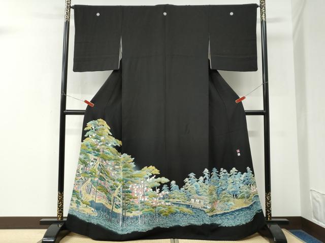 ■■■　サイズ　■■■ 身丈 167cm（肩から） 裄丈 65cm 袖丈 49cm　縫込み 6cm 袖幅 34cm 前幅 24cm 後幅 30cm 着物縫いこみ 内揚げ 1cm 裄 お袖側 約2cm　身頃側 約3cm ■■■　商品詳細　■■■ 【正絹・五つ紋・比翼仕立て】 状態は接写画像のように両袖口・衿山に薄い汚れがございますが その他特に目立ったシミ汚れなどもなく大変良い状態です。 四季の香りを描く作家で絶大な人気の、今は亡き「松本健一」は、 京都に工房を持ち、「加賀友禅調」の意匠を手掛け、この世に名を轟かせて来ました。 京加賀友禅の雅やかな古典美を思わせる松本氏の世界、 金彩使いは一切なく、優美に仕上がっております。 京友禅は茶屋染、加賀友禅は加賀御国染の色絵・色絵紋を基礎として 発展した染色技法といわれています。 加賀友禅は落ち着きのある写実的な草花模様を中心とした絵画調の柄であるのに対し、 京友禅は流麗な集合配列模様を特徴としています。 それは加賀の武家文化、 京の公家文化それぞれの社会背景に支えられたことによると考えられます。 京友禅は内側から外側にボカシをつけることも特徴です。 大変上質な逸品になります。 お安く出品致しますので、是非この機会にいかがでしょうか？ ■■■　注意事項　■■■ ■モニター発色の具合により色合いが異なる場合がございます。 ■寸法は多少の誤差が生じる場合がございますのでご了承ください。 ■縫込みの長さが左右非対称の場合は短い部分を記載しております。 左右非対称であってもご返品・お値引き等の保証は出来かねますので、ご了承の上ご購入をお願い致します。 ■シミ等のチェックには注意を払っておりますが、見落としがある場合もございますし、個人の見解も様々ですので神経質な方のご購入はお控えください。 ■箪笥に入っておりました着物や帯なので畳みシワや匂いがあるものもございます。 ■お休みは基本的に土日祝となりますが、その他臨時でお休みする場合がございますのでご了承ください。 ■商品の発送は平日のみの発送となります。 ■夜間と土曜、日曜日はお問い合わせの回答が遅れる場合がございます。 ■当店では、お直し、紋入れ、お手入れ等は承っておりません。 ■生地の状態（ヤケ、経年劣化等）によってはサイズ直しが出来ない場合がございます。 その点もどうかご了承のうえ、ご購入をお願いいたします。 ■弊社で取り扱う商品は一点ものにつき、時期や在庫状況に応じて金額が変更となる場合がございます。 ■検針は行っておりません。予めご了承いただきますようお願いいたします。 ■【洗える着物】と記載のある商品におきましては、商品お届け後に洗濯を行ってしまってからのご返品にはご対応しかねます。 念の為、専門店でのお手入れをお願いいたします。 ■写真に写っている物が全てになります。それ以外の付属品はございませんのでご了承ください。 ■状態に関する写真につきましては、掲載可能な写真枚数に限りがあるため、各箇所につき1枚参考画像を掲載しております。 ■着物のサイズ目安は下記を参考ください↓ ＜女性着物＞　お端折り次第で＋5cm　−1cmが着用可能サイズ 　例）身丈170cmの場合、身長160cm〜175cm ＜男性着物＞　身丈＋約25cm〜27cm程が適応身長 　例）身丈155cmの場合、身長180〜182cm