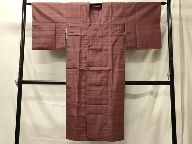 ■■■　サイズ　■■■ 身丈 128cm（肩から） 裄丈 62.5cm 袖丈 45.5cm　縫込み 3cm 袖幅 32.5cm 前幅 20cm 後幅 28.5cm 裄 お袖側 約2cm　身頃側 約5cm ■■■　商品詳細　■■■ 【正絹】 状態は接写画像のように後身頃に薄い汚れがございますが その他特に目立ったシミ汚れなどもなく大変良い状態です。 大変上質な逸品になります。 お安く出品致しますので、是非この機会にいかがでしょうか？ ■■■　注意事項　■■■ ■モニター発色の具合により色合いが異なる場合がございます。 ■寸法は多少の誤差が生じる場合がございますのでご了承ください。 ■縫込みの長さが左右非対称の場合は短い部分を記載しております。 左右非対称であってもご返品・お値引き等の保証は出来かねますので、ご了承の上ご購入をお願い致します。 ■シミ等のチェックには注意を払っておりますが、見落としがある場合もございますし、個人の見解も様々ですので神経質な方のご購入はお控えください。 ■箪笥に入っておりました着物や帯なので畳みシワや匂いがあるものもございます。 ■お休みは基本的に土日祝となりますが、その他臨時でお休みする場合がございますのでご了承ください。 ■商品の発送は平日のみの発送となります。 ■夜間と土曜、日曜日はお問い合わせの回答が遅れる場合がございます。 ■当店では、お直し、紋入れ、お手入れ等は承っておりません。 ■生地の状態（ヤケ、経年劣化等）によってはサイズ直しが出来ない場合がございます。 その点もどうかご了承のうえ、ご購入をお願いいたします。 ■弊社で取り扱う商品は一点ものにつき、時期や在庫状況に応じて金額が変更となる場合がございます。 ■検針は行っておりません。予めご了承いただきますようお願いいたします。 ■【洗える着物】と記載のある商品におきましては、商品お届け後に洗濯を行ってしまってからのご返品にはご対応しかねます。 念の為、専門店でのお手入れをお願いいたします。 ■写真に写っている物が全てになります。それ以外の付属品はございませんのでご了承ください。 ■状態に関する写真につきましては、掲載可能な写真枚数に限りがあるため、各箇所につき1枚参考画像を掲載しております。 ■着物のサイズ目安は下記を参考ください↓ ＜女性着物＞　お端折り次第で＋5cm　−1cmが着用可能サイズ 　例）身丈170cmの場合、身長160cm〜175cm ＜男性着物＞　身丈＋約25cm〜27cm程が適応身長 　例）身丈155cmの場合、身長180〜182cm