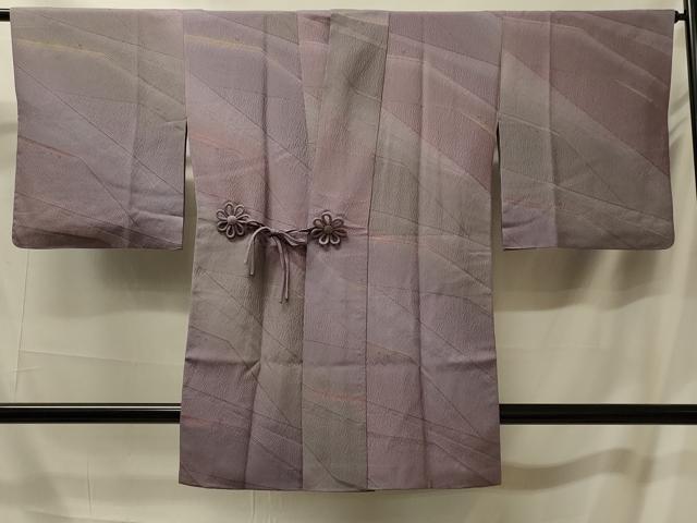 ■■■　サイズ　■■■ 身丈 90cm（肩から） 裄丈 65.5cm 袖丈 47cm　縫込み 3.5cm 袖幅 33cm 前幅 25cm 後幅 29cm 裄 お袖側 約3cm　身頃側 約3.5cm ■■■　商品詳細　■■■ 【正絹】 状態は特に目立ったシミ汚れなどもなく大変良い状態です。 大変上質な逸品になります。 お安く出品致しますので、是非この機会にいかがでしょうか？ ■■■　注意事項　■■■ ■モニター発色の具合により色合いが異なる場合がございます。 ■寸法は多少の誤差が生じる場合がございますのでご了承ください。 ■縫込みの長さが左右非対称の場合は短い部分を記載しております。 左右非対称であってもご返品・お値引き等の保証は出来かねますので、ご了承の上ご購入をお願い致します。 ■シミ等のチェックには注意を払っておりますが、見落としがある場合もございますし、個人の見解も様々ですので神経質な方のご購入はお控えください。 ■箪笥に入っておりました着物や帯なので畳みシワや匂いがあるものもございます。 ■お休みは基本的に土日祝となりますが、その他臨時でお休みする場合がございますのでご了承ください。 ■商品の発送は平日のみの発送となります。 ■夜間と土曜、日曜日はお問い合わせの回答が遅れる場合がございます。 ■当店では、お直し、紋入れ、お手入れ等は承っておりません。 ■生地の状態（ヤケ、経年劣化等）によってはサイズ直しが出来ない場合がございます。 その点もどうかご了承のうえ、ご購入をお願いいたします。 ■弊社で取り扱う商品は一点ものにつき、時期や在庫状況に応じて金額が変更となる場合がございます。 ■検針は行っておりません。予めご了承いただきますようお願いいたします。 ■【洗える着物】と記載のある商品におきましては、商品お届け後に洗濯を行ってしまってからのご返品にはご対応しかねます。 念の為、専門店でのお手入れをお願いいたします。 ■写真に写っている物が全てになります。それ以外の付属品はございませんのでご了承ください。 ■状態に関する写真につきましては、掲載可能な写真枚数に限りがあるため、各箇所につき1枚参考画像を掲載しております。 ■着物のサイズ目安は下記を参考ください↓ ＜女性着物＞　お端折り次第で＋5cm　−1cmが着用可能サイズ 　例）身丈170cmの場合、身長160cm〜175cm ＜男性着物＞　身丈＋約25cm〜27cm程が適応身長 　例）身丈155cmの場合、身長180〜182cm