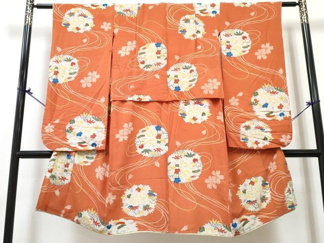■■■　サイズ　■■■ 【祝着】 身丈 113.5cm（肩から） 裄丈 59cm（肩上げ　1.5cm） 袖丈 77cm　縫込み 2.5cm 袖幅 32cm 前幅 23cm 後幅 29cm 着物縫いこみ 内揚げ 0cm （腰上げ　16cm） 裄 お袖側 約1.5cm　身頃側 約1cm ■■■　商品詳細　■■■ 【正絹】 状態は接写画像のように両袖付・胴裏に糸解け、 表地所々・八掛に汚れがございます。 大変上質な逸品になります。 お安く出品致しますので、是非この機会にいかがでしょうか？ ※アンティークになりますのでお品物の状態の感じ方には個人差がございます。ご理解の上でのご入札をお願い致します。 ■■■　注意事項　■■■ ■モニター発色の具合により色合いが異なる場合がございます。 ■寸法は多少の誤差が生じる場合がございますのでご了承ください。 ■縫込みの長さが左右非対称の場合は短い部分を記載しております。 左右非対称であってもご返品・お値引き等の保証は出来かねますので、ご了承の上ご購入をお願い致します。 ■シミ等のチェックには注意を払っておりますが、見落としがある場合もございますし、個人の見解も様々ですので神経質な方のご購入はお控えください。 ■箪笥に入っておりました着物や帯なので畳みシワや匂いがあるものもございます。 ■お休みは基本的に土日祝となりますが、その他臨時でお休みする場合がございますのでご了承ください。 ■商品の発送は平日のみの発送となります。 ■夜間と土曜、日曜日はお問い合わせの回答が遅れる場合がございます。 ■当店では、お直し、紋入れ、お手入れ等は承っておりません。 ■生地の状態（ヤケ、経年劣化等）によってはサイズ直しが出来ない場合がございます。 その点もどうかご了承のうえ、ご購入をお願いいたします。 ■弊社で取り扱う商品は一点ものにつき、時期や在庫状況に応じて金額が変更となる場合がございます。 ■検針は行っておりません。予めご了承いただきますようお願いいたします。 ■【洗える着物】と記載のある商品におきましては、商品お届け後に洗濯を行ってしまってからのご返品にはご対応しかねます。 念の為、専門店でのお手入れをお願いいたします。 ■写真に写っている物が全てになります。それ以外の付属品はございませんのでご了承ください。 ■状態に関する写真につきましては、掲載可能な写真枚数に限りがあるため、各箇所につき1枚参考画像を掲載しております。 ■着物のサイズ目安は下記を参考ください↓ ＜女性着物＞　お端折り次第で＋5cm　−1cmが着用可能サイズ 　例）身丈170cmの場合、身長160cm〜175cm ＜男性着物＞　身丈＋約25cm〜27cm程が適応身長 　例）身丈155cmの場合、身長180〜182cm
