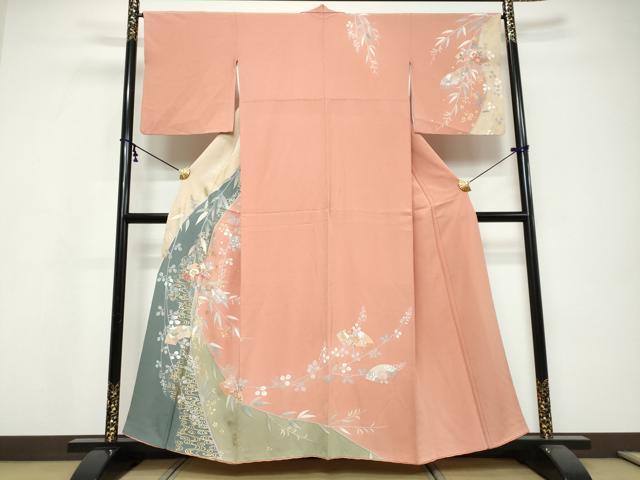 ■■■　サイズ　■■■ 身丈 157cm（肩から） 裄丈 66cm 袖丈 48.5cm　縫込み 6cm 袖幅 34cm 前幅 24.5cm 後幅 30cm 着物縫いこみ 内揚げ 5cm 裄 お袖側 約2cm　身頃側 約2cm ■■■　商品詳細　■■■ 【正絹】 状態は接写画像のように左袖前・右袖前に薄い汚れがございますが その他特に目立ったシミ汚れなどもなく大変良い状態です。 大変上質な逸品になります。 お安く出品致しますので、是非この機会にいかがでしょうか？ ■■■　注意事項　■■■ ■モニター発色の具合により色合いが異なる場合がございます。 ■寸法は多少の誤差が生じる場合がございますのでご了承ください。 ■縫込みの長さが左右非対称の場合は短い部分を記載しております。 左右非対称であってもご返品・お値引き等の保証は出来かねますので、ご了承の上ご購入をお願い致します。 ■シミ等のチェックには注意を払っておりますが、見落としがある場合もございますし、個人の見解も様々ですので神経質な方のご購入はお控えください。 ■箪笥に入っておりました着物や帯なので畳みシワや匂いがあるものもございます。 ■お休みは基本的に土日祝となりますが、その他臨時でお休みする場合がございますのでご了承ください。 ■商品の発送は平日のみの発送となります。 ■夜間と土曜、日曜日はお問い合わせの回答が遅れる場合がございます。 ■当店では、お直し、紋入れ、お手入れ等は承っておりません。 ■生地の状態（ヤケ、経年劣化等）によってはサイズ直しが出来ない場合がございます。 その点もどうかご了承のうえ、ご購入をお願いいたします。 ■弊社で取り扱う商品は一点ものにつき、時期や在庫状況に応じて金額が変更となる場合がございます。 ■検針は行っておりません。予めご了承いただきますようお願いいたします。 ■【洗える着物】と記載のある商品におきましては、商品お届け後に洗濯を行ってしまってからのご返品にはご対応しかねます。 念の為、専門店でのお手入れをお願いいたします。 ■写真に写っている物が全てになります。それ以外の付属品はございませんのでご了承ください。 ■状態に関する写真につきましては、掲載可能な写真枚数に限りがあるため、各箇所につき1枚参考画像を掲載しております。 ■着物のサイズ目安は下記を参考ください↓ ＜女性着物＞　お端折り次第で＋5cm　−1cmが着用可能サイズ 　例）身丈170cmの場合、身長160cm〜175cm ＜男性着物＞　身丈＋約25cm〜27cm程が適応身長 　例）身丈155cmの場合、身長180〜182cm