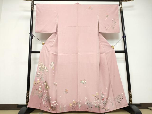 ■■■　サイズ　■■■ 身丈 159.5cm（肩から） 裄丈 65cm 袖丈 49.5cm　縫込み 5cm 袖幅 33cm 前幅 24cm 後幅 30cm 着物縫いこみ 内揚げ 8cm 裄 お袖側 約4cm　身頃側 約4cm ■■■　商品詳細　■■■ 【正絹】 状態は接写画像のように衿山に薄い汚れがございますが その他特に目立ったシミ汚れなどもなく大変良い状態です。 大変上質な逸品になります。 お安く出品致しますので、是非この機会にいかがでしょうか？ ■■■　注意事項　■■■ ■モニター発色の具合により色合いが異なる場合がございます。 ■寸法は多少の誤差が生じる場合がございますのでご了承ください。 ■縫込みの長さが左右非対称の場合は短い部分を記載しております。 左右非対称であってもご返品・お値引き等の保証は出来かねますので、ご了承の上ご購入をお願い致します。 ■シミ等のチェックには注意を払っておりますが、見落としがある場合もございますし、個人の見解も様々ですので神経質な方のご購入はお控えください。 ■箪笥に入っておりました着物や帯なので畳みシワや匂いがあるものもございます。 ■お休みは基本的に土日祝となりますが、その他臨時でお休みする場合がございますのでご了承ください。 ■商品の発送は平日のみの発送となります。 ■夜間と土曜、日曜日はお問い合わせの回答が遅れる場合がございます。 ■当店では、お直し、紋入れ、お手入れ等は承っておりません。 ■生地の状態（ヤケ、経年劣化等）によってはサイズ直しが出来ない場合がございます。 その点もどうかご了承のうえ、ご購入をお願いいたします。 ■弊社で取り扱う商品は一点ものにつき、時期や在庫状況に応じて金額が変更となる場合がございます。 ■検針は行っておりません。予めご了承いただきますようお願いいたします。 ■【洗える着物】と記載のある商品におきましては、商品お届け後に洗濯を行ってしまってからのご返品にはご対応しかねます。 念の為、専門店でのお手入れをお願いいたします。 ■写真に写っている物が全てになります。それ以外の付属品はございませんのでご了承ください。 ■状態に関する写真につきましては、掲載可能な写真枚数に限りがあるため、各箇所につき1枚参考画像を掲載しております。 ■着物のサイズ目安は下記を参考ください↓ ＜女性着物＞　お端折り次第で＋5cm　−1cmが着用可能サイズ 　例）身丈170cmの場合、身長160cm〜175cm ＜男性着物＞　身丈＋約25cm〜27cm程が適応身長 　例）身丈155cmの場合、身長180〜182cm