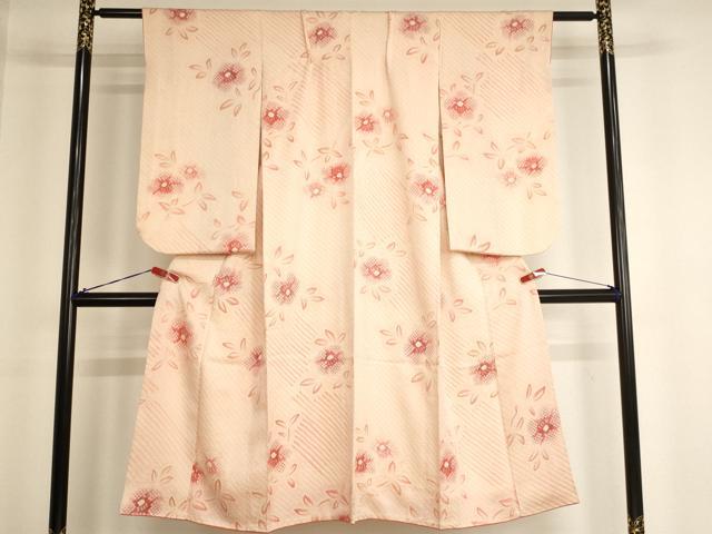■■■　サイズ　■■■ 【祝着】 身丈 133.5cm（肩から） 裄丈 54cm（肩上げ　1cm） 袖丈 66.5cm　縫込み 6cm 袖幅 30cm 前幅 21cm 後幅 26cm 着物縫いこみ 内揚げ 0cm （腰上げ　0cm） 裄 お袖側 約4.5cm　身頃側 約3cm ■■■　商品詳細　■■■ 着物【正絹】の状態は接写画像のように両袖に汚れがございますが その他特に目立ったシミ汚れなどもなく大変良い状態です。 大変上質な逸品になります。 お安く出品致しますので、是非この機会にいかがでしょうか？ ■■■　注意事項　■■■ ■モニター発色の具合により色合いが異なる場合がございます。 ■寸法は多少の誤差が生じる場合がございますのでご了承ください。 ■縫込みの長さが左右非対称の場合は短い部分を記載しております。 左右非対称であってもご返品・お値引き等の保証は出来かねますので、ご了承の上ご購入をお願い致します。 ■シミ等のチェックには注意を払っておりますが、見落としがある場合もございますし、個人の見解も様々ですので神経質な方のご購入はお控えください。 ■箪笥に入っておりました着物や帯なので畳みシワや匂いがあるものもございます。 ■お休みは基本的に土日祝となりますが、その他臨時でお休みする場合がございますのでご了承ください。 ■商品の発送は平日のみの発送となります。 ■夜間と土曜、日曜日はお問い合わせの回答が遅れる場合がございます。 ■当店では、お直し、紋入れ、お手入れ等は承っておりません。 ■生地の状態（ヤケ、経年劣化等）によってはサイズ直しが出来ない場合がございます。 その点もどうかご了承のうえ、ご購入をお願いいたします。 ■弊社で取り扱う商品は一点ものにつき、時期や在庫状況に応じて金額が変更となる場合がございます。 ■検針は行っておりません。予めご了承いただきますようお願いいたします。 ■【洗える着物】と記載のある商品におきましては、商品お届け後に洗濯を行ってしまってからのご返品にはご対応しかねます。 念の為、専門店でのお手入れをお願いいたします。 ■着物のサイズ目安は下記を参考ください↓ ＜女性着物＞　お端折り次第で＋5cm　−1cmが着用可能サイズ 　例）身丈170cmの場合、身長160cm〜175cm ＜男性着物＞　身丈＋約25cm〜27cm程が適応身長 　例）身丈155cmの場合、身長180〜182cm