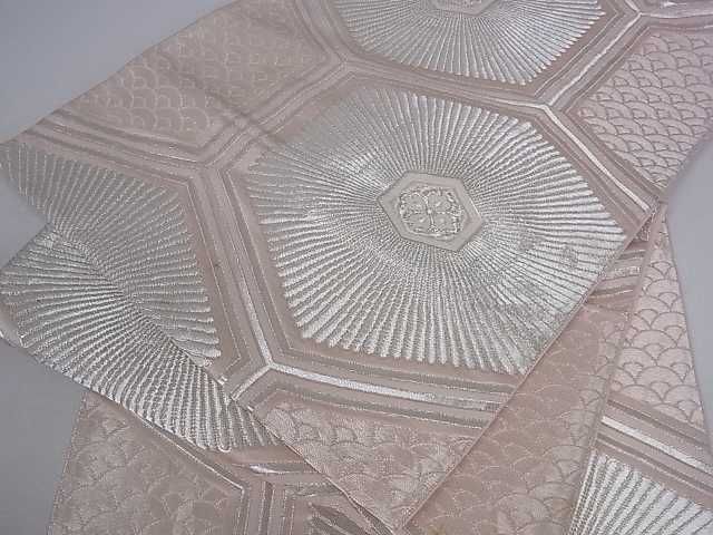 ■■■　サイズ　■■■ 長さ 416cm 幅 29.5cm程 ■■■　商品詳細　■■■ 【正絹】 状態は接写画像のように 太鼓下部、太鼓、前柄、柄止まり、手先、裏地に薄い汚れがございますが その他特に目立ったシミ汚れなどもなく大変良い状態です。 大変上質な逸品になります。 お安く出品致しますので、是非この機会にいかがでしょうか？ ■■■　注意事項　■■■ ■モニター発色の具合により色合いが異なる場合がございます。 ■寸法は多少の誤差が生じる場合がございますのでご了承ください。 ■縫込みの長さが左右非対称の場合は短い部分を記載しております。 左右非対称であってもご返品・お値引き等の保証は出来かねますので、ご了承の上ご購入をお願い致します。 ■シミ等のチェックには注意を払っておりますが、見落としがある場合もございますし、個人の見解も様々ですので神経質な方のご購入はお控えください。 ■箪笥に入っておりました着物や帯なので畳みシワや匂いがあるものもございます。 ■お休みは基本的に土日祝となりますが、その他臨時でお休みする場合がございますのでご了承ください。 ■商品の発送は平日のみの発送となります。 ■夜間と土曜、日曜日はお問い合わせの回答が遅れる場合がございます。 ■当店では、お直し、紋入れ、お手入れ等は承っておりません。 ■生地の状態（ヤケ、経年劣化等）によってはサイズ直しが出来ない場合がございます。 その点もどうかご了承のうえ、ご購入をお願いいたします。 ■弊社で取り扱う商品は一点ものにつき、時期や在庫状況に応じて金額が変更となる場合がございます。 ■検針は行っておりません。予めご了承いただきますようお願いいたします。 ■【洗える着物】と記載のある商品におきましては、商品お届け後に洗濯を行ってしまってからのご返品にはご対応しかねます。 念の為、専門店でのお手入れをお願いいたします。 ■着物のサイズ目安は下記を参考ください↓ ＜女性着物＞　お端折り次第で＋5cm　−1cmが着用可能サイズ 　例）身丈170cmの場合、身長160cm〜175cm ＜男性着物＞　身丈＋約25cm〜27cm程が適応身長 　例）身丈155cmの場合、身長180〜182cm