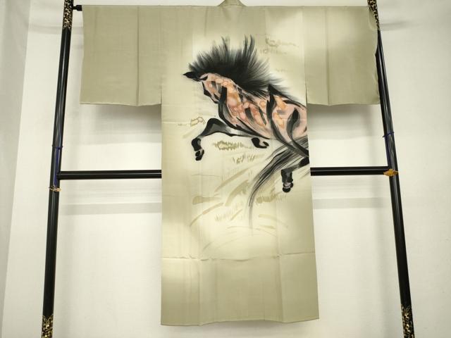 ■■■　サイズ　■■■ 身丈 135cm（肩から） 裄丈 68.5cm 袖丈 48cm　縫込み 5cm 袖幅 34cm 前幅 29cm 後幅 33cm 着物縫いこみ 内揚げ 0cm 裄 お袖側 約1cm　身頃側 約3cm ■■■　商品詳細　■■■ 【正絹・未使用】 状態は接写画像のように胴裏にシミがございますが その他特に目立ったシミ汚れなどもなく大変良い状態です。 大変上質な逸品になります。 お安く出品致しますので、是非この機会にいかがでしょうか？ ■■■　注意事項　■■■ ■モニター発色の具合により色合いが異なる場合がございます。 ■寸法は多少の誤差が生じる場合がございますのでご了承ください。 ■縫込みの長さが左右非対称の場合は短い部分を記載しております。 左右非対称であってもご返品・お値引き等の保証は出来かねますので、ご了承の上ご購入をお願い致します。 ■シミ等のチェックには注意を払っておりますが、見落としがある場合もございますし、個人の見解も様々ですので神経質な方のご購入はお控えください。 ■箪笥に入っておりました着物や帯なので畳みシワや匂いがあるものもございます。 ■お休みは基本的に土日祝となりますが、その他臨時でお休みする場合がございますのでご了承ください。 ■商品の発送は平日のみの発送となります。 ■夜間と土曜、日曜日はお問い合わせの回答が遅れる場合がございます。 ■当店では、お直し、紋入れ、お手入れ等は承っておりません。 ■生地の状態（ヤケ、経年劣化等）によってはサイズ直しが出来ない場合がございます。 その点もどうかご了承のうえ、ご購入をお願いいたします。 ■弊社で取り扱う商品は一点ものにつき、時期や在庫状況に応じて金額が変更となる場合がございます。 ■検針は行っておりません。予めご了承いただきますようお願いいたします。 ■【洗える着物】と記載のある商品におきましては、商品お届け後に洗濯を行ってしまってからのご返品にはご対応しかねます。 念の為、専門店でのお手入れをお願いいたします。 ■写真に写っている物が全てになります。それ以外の付属品はございませんのでご了承ください。 ■状態に関する写真につきましては、掲載可能な写真枚数に限りがあるため、各箇所につき1枚参考画像を掲載しております。 ■着物のサイズ目安は下記を参考ください↓ ＜女性着物＞　お端折り次第で＋5cm　−1cmが着用可能サイズ 　例）身丈170cmの場合、身長160cm〜175cm ＜男性着物＞　身丈＋約25cm〜27cm程が適応身長 　例）身丈155cmの場合、身長180〜182cm