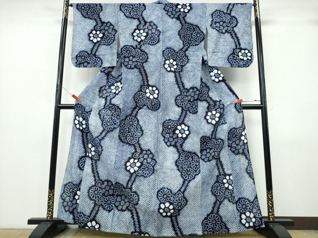 ■■■　サイズ　■■■ 身丈 164cm（肩から） 裄丈 68cm 袖丈 51cm　縫込み 2cm 袖幅 35cm 前幅 23.5cm 後幅 29cm 着物縫いこみ 内揚げ 0cm 裄 お袖側 約1cm　身頃側 約0cm ■■■　商品詳細　■■■ 【綿】 状態は接写画像のように上前・後身頃に薄いシミがございますが その他特に目立ったシミ汚れなどもなく大変良い状態です。 人気の高い“有松鳴海絞り”の浴衣でございます。 “鳴海絞り”ならではの表情を生み出す立体感と 淡いぼかしで息を吹き込まれ、 今にも動き出しそうな迫力を放っております。 夏祭りや花火大会、これから増えるイベントに連れ立って、 より夏をお楽しみ下さいませ。 大変上質な逸品になります。 お安く出品致しますので、是非この機会にいかがでしょうか？ ■■■　注意事項　■■■ ■モニター発色の具合により色合いが異なる場合がございます。 ■寸法は多少の誤差が生じる場合がございますのでご了承ください。 ■縫込みの長さが左右非対称の場合は短い部分を記載しております。 左右非対称であってもご返品・お値引き等の保証は出来かねますので、ご了承の上ご購入をお願い致します。 ■シミ等のチェックには注意を払っておりますが、見落としがある場合もございますし、個人の見解も様々ですので神経質な方のご購入はお控えください。 ■箪笥に入っておりました着物や帯なので畳みシワや匂いがあるものもございます。 ■お休みは基本的に土日祝となりますが、その他臨時でお休みする場合がございますのでご了承ください。 ■商品の発送は平日のみの発送となります。 ■夜間と土曜、日曜日はお問い合わせの回答が遅れる場合がございます。 ■当店では、お直し、紋入れ、お手入れ等は承っておりません。 ■生地の状態（ヤケ、経年劣化等）によってはサイズ直しが出来ない場合がございます。 その点もどうかご了承のうえ、ご購入をお願いいたします。 ■弊社で取り扱う商品は一点ものにつき、時期や在庫状況に応じて金額が変更となる場合がございます。 ■検針は行っておりません。予めご了承いただきますようお願いいたします。 ■【洗える着物】と記載のある商品におきましては、商品お届け後に洗濯を行ってしまってからのご返品にはご対応しかねます。 念の為、専門店でのお手入れをお願いいたします。 ■写真に写っている物が全てになります。それ以外の付属品はございませんのでご了承ください。 ■状態に関する写真につきましては、掲載可能な写真枚数に限りがあるため、各箇所につき1枚参考画像を掲載しております。 ■着物のサイズ目安は下記を参考ください↓ ＜女性着物＞　お端折り次第で＋5cm　−1cmが着用可能サイズ 　例）身丈170cmの場合、身長160cm〜175cm ＜男性着物＞　身丈＋約25cm〜27cm程が適応身長 　例）身丈155cmの場合、身長180〜182cm