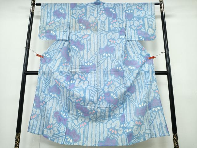■■■　サイズ　■■■ 身丈 149.5cm（肩から） 裄丈 62.5cm 袖丈 44.5cm　縫込み 3.5cm 袖幅 33cm 前幅 23.5cm 後幅 28.5cm 着物縫いこみ 内揚げ 0cm 裄 お袖側 約2.5cm　身頃側 約4cm ■■■　商品詳細　■■■ 【綿】 状態は接写画像のように表地所々に薄い汚れがございます。 人気の高い“有松鳴海絞り”の浴衣でございます。 “鳴海絞り”ならではの表情を生み出す立体感と 淡いぼかしで息を吹き込まれ、 今にも動き出しそうな迫力を放っております。 夏祭りや花火大会、これから増えるイベントに連れ立って、 より夏をお楽しみ下さいませ。 大変上質な逸品になりますのでぜひお手入れをされてお召しになられてはいかがでしょうか。 お安く出品致しますので、是非この機会にいかがでしょうか？ ■■■　注意事項　■■■ ■モニター発色の具合により色合いが異なる場合がございます。 ■寸法は多少の誤差が生じる場合がございますのでご了承ください。 ■縫込みの長さが左右非対称の場合は短い部分を記載しております。 左右非対称であってもご返品・お値引き等の保証は出来かねますので、ご了承の上ご購入をお願い致します。 ■シミ等のチェックには注意を払っておりますが、見落としがある場合もございますし、個人の見解も様々ですので神経質な方のご購入はお控えください。 ■箪笥に入っておりました着物や帯なので畳みシワや匂いがあるものもございます。 ■お休みは基本的に土日祝となりますが、その他臨時でお休みする場合がございますのでご了承ください。 ■商品の発送は平日のみの発送となります。 ■夜間と土曜、日曜日はお問い合わせの回答が遅れる場合がございます。 ■当店では、お直し、紋入れ、お手入れ等は承っておりません。 ■生地の状態（ヤケ、経年劣化等）によってはサイズ直しが出来ない場合がございます。 その点もどうかご了承のうえ、ご購入をお願いいたします。 ■弊社で取り扱う商品は一点ものにつき、時期や在庫状況に応じて金額が変更となる場合がございます。 ■検針は行っておりません。予めご了承いただきますようお願いいたします。 ■【洗える着物】と記載のある商品におきましては、商品お届け後に洗濯を行ってしまってからのご返品にはご対応しかねます。 念の為、専門店でのお手入れをお願いいたします。 ■写真に写っている物が全てになります。それ以外の付属品はございませんのでご了承ください。 ■状態に関する写真につきましては、掲載可能な写真枚数に限りがあるため、各箇所につき1枚参考画像を掲載しております。 ■着物のサイズ目安は下記を参考ください↓ ＜女性着物＞　お端折り次第で＋5cm　−1cmが着用可能サイズ 　例）身丈170cmの場合、身長160cm〜175cm ＜男性着物＞　身丈＋約25cm〜27cm程が適応身長 　例）身丈155cmの場合、身長180〜182cm