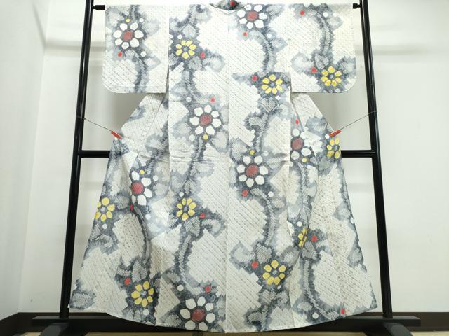 ■■■　サイズ　■■■ 身丈 158cm（肩から） 裄丈 63.5cm 袖丈 49cm　縫込み 3cm 袖幅 33cm 前幅 23.5cm 後幅 30cm 着物縫いこみ 内揚げ 0cm 裄 お袖側 約2cm　身頃側 約2cm ■■■　商品詳細　■■■ 【綿・広衿仕立て】 状態は接写画像のように表地所々に薄いシミがございます。 人気の高い“有松鳴海絞り”の浴衣でございます。 “鳴海絞り”ならではの表情を生み出す立体感と 淡いぼかしで息を吹き込まれ、 今にも動き出しそうな迫力を放っております。 夏祭りや花火大会、これから増えるイベントに連れ立って、 より夏をお楽しみ下さいませ。 大変上質な逸品になりますのでぜひお手入れをされてお召しになられてはいかがでしょうか。 お安く出品致しますので、是非この機会にいかがでしょうか？ ■■■　注意事項　■■■ ■モニター発色の具合により色合いが異なる場合がございます。 ■寸法は多少の誤差が生じる場合がございますのでご了承ください。 ■縫込みの長さが左右非対称の場合は短い部分を記載しております。 左右非対称であってもご返品・お値引き等の保証は出来かねますので、ご了承の上ご購入をお願い致します。 ■シミ等のチェックには注意を払っておりますが、見落としがある場合もございますし、個人の見解も様々ですので神経質な方のご購入はお控えください。 ■箪笥に入っておりました着物や帯なので畳みシワや匂いがあるものもございます。 ■お休みは基本的に土日祝となりますが、その他臨時でお休みする場合がございますのでご了承ください。 ■商品の発送は平日のみの発送となります。 ■夜間と土曜、日曜日はお問い合わせの回答が遅れる場合がございます。 ■当店では、お直し、紋入れ、お手入れ等は承っておりません。 ■生地の状態（ヤケ、経年劣化等）によってはサイズ直しが出来ない場合がございます。 その点もどうかご了承のうえ、ご購入をお願いいたします。 ■弊社で取り扱う商品は一点ものにつき、時期や在庫状況に応じて金額が変更となる場合がございます。 ■検針は行っておりません。予めご了承いただきますようお願いいたします。 ■【洗える着物】と記載のある商品におきましては、商品お届け後に洗濯を行ってしまってからのご返品にはご対応しかねます。 念の為、専門店でのお手入れをお願いいたします。 ■写真に写っている物が全てになります。それ以外の付属品はございませんのでご了承ください。 ■状態に関する写真につきましては、掲載可能な写真枚数に限りがあるため、各箇所につき1枚参考画像を掲載しております。 ■着物のサイズ目安は下記を参考ください↓ ＜女性着物＞　お端折り次第で＋5cm　−1cmが着用可能サイズ 　例）身丈170cmの場合、身長160cm〜175cm ＜男性着物＞　身丈＋約25cm〜27cm程が適応身長 　例）身丈155cmの場合、身長180〜182cm