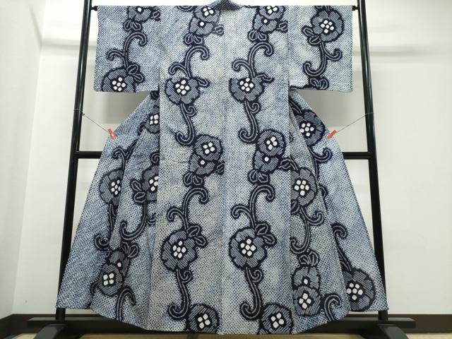 ■■■　サイズ　■■■ 身丈 158.5cm（肩から） 裄丈 66cm 袖丈 47cm　縫込み 4.5cm 袖幅 33.5cm 前幅 29cm 後幅 33cm 着物縫いこみ 内揚げ 2.5cm 裄 お袖側 約1cm　身頃側 約0cm ■■■　商品詳細　■■■ 【綿】 状態は接写画像のように表地にヤケがございますが その他特に目立ったシミ汚れなどもなく大変良い状態です。 人気の高い“有松鳴海絞り”の浴衣でございます。 “鳴海絞り”ならではの表情を生み出す立体感と 淡いぼかしで息を吹き込まれ、 今にも動き出しそうな迫力を放っております。 夏祭りや花火大会、これから増えるイベントに連れ立って、 より夏をお楽しみ下さいませ。 大変上質な逸品になりますのでぜひお手入れをされてお召しになられてはいかがでしょうか。 お安く出品致しますので、是非この機会にいかがでしょうか？ ■■■　注意事項　■■■ ■モニター発色の具合により色合いが異なる場合がございます。 ■寸法は多少の誤差が生じる場合がございますのでご了承ください。 ■縫込みの長さが左右非対称の場合は短い部分を記載しております。 左右非対称であってもご返品・お値引き等の保証は出来かねますので、ご了承の上ご購入をお願い致します。 ■シミ等のチェックには注意を払っておりますが、見落としがある場合もございますし、個人の見解も様々ですので神経質な方のご購入はお控えください。 ■箪笥に入っておりました着物や帯なので畳みシワや匂いがあるものもございます。 ■お休みは基本的に土日祝となりますが、その他臨時でお休みする場合がございますのでご了承ください。 ■商品の発送は平日のみの発送となります。 ■夜間と土曜、日曜日はお問い合わせの回答が遅れる場合がございます。 ■当店では、お直し、紋入れ、お手入れ等は承っておりません。 ■生地の状態（ヤケ、経年劣化等）によってはサイズ直しが出来ない場合がございます。 その点もどうかご了承のうえ、ご購入をお願いいたします。 ■弊社で取り扱う商品は一点ものにつき、時期や在庫状況に応じて金額が変更となる場合がございます。 ■検針は行っておりません。予めご了承いただきますようお願いいたします。 ■【洗える着物】と記載のある商品におきましては、商品お届け後に洗濯を行ってしまってからのご返品にはご対応しかねます。 念の為、専門店でのお手入れをお願いいたします。 ■写真に写っている物が全てになります。それ以外の付属品はございませんのでご了承ください。 ■状態に関する写真につきましては、掲載可能な写真枚数に限りがあるため、各箇所につき1枚参考画像を掲載しております。 ■着物のサイズ目安は下記を参考ください↓ ＜女性着物＞　お端折り次第で＋5cm　−1cmが着用可能サイズ 　例）身丈170cmの場合、身長160cm〜175cm ＜男性着物＞　身丈＋約25cm〜27cm程が適応身長 　例）身丈155cmの場合、身長180〜182cm