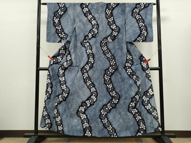 ■■■　サイズ　■■■ 身丈 155.5cm（肩から） 裄丈 63cm 袖丈 47.5cm　縫込み 2.5cm 袖幅 32.5cm 前幅 24cm 後幅 31.5cm 着物縫いこみ 内揚げ 0cm 裄 お袖側 約1.5cm　身頃側 約2cm ■■■　商品詳細　■■■ 【綿】 状態は接写画像のように後身頃に薄い汚れがございますが その他特に目立ったシミ汚れなどもなく大変良い状態です。 人気の高い“有松鳴海絞り”の浴衣でございます。 “鳴海絞り”ならではの表情を生み出す立体感と 淡いぼかしで息を吹き込まれ、 今にも動き出しそうな迫力を放っております。 夏祭りや花火大会、これから増えるイベントに連れ立って、 より夏をお楽しみ下さいませ。 大変上質な逸品になります。 お安く出品致しますので、是非この機会にいかがでしょうか？ ■■■　注意事項　■■■ ■モニター発色の具合により色合いが異なる場合がございます。 ■寸法は多少の誤差が生じる場合がございますのでご了承ください。 ■縫込みの長さが左右非対称の場合は短い部分を記載しております。 左右非対称であってもご返品・お値引き等の保証は出来かねますので、ご了承の上ご購入をお願い致します。 ■シミ等のチェックには注意を払っておりますが、見落としがある場合もございますし、個人の見解も様々ですので神経質な方のご購入はお控えください。 ■箪笥に入っておりました着物や帯なので畳みシワや匂いがあるものもございます。 ■お休みは基本的に土日祝となりますが、その他臨時でお休みする場合がございますのでご了承ください。 ■商品の発送は平日のみの発送となります。 ■夜間と土曜、日曜日はお問い合わせの回答が遅れる場合がございます。 ■当店では、お直し、紋入れ、お手入れ等は承っておりません。 ■生地の状態（ヤケ、経年劣化等）によってはサイズ直しが出来ない場合がございます。 その点もどうかご了承のうえ、ご購入をお願いいたします。 ■弊社で取り扱う商品は一点ものにつき、時期や在庫状況に応じて金額が変更となる場合がございます。 ■検針は行っておりません。予めご了承いただきますようお願いいたします。 ■【洗える着物】と記載のある商品におきましては、商品お届け後に洗濯を行ってしまってからのご返品にはご対応しかねます。 念の為、専門店でのお手入れをお願いいたします。 ■写真に写っている物が全てになります。それ以外の付属品はございませんのでご了承ください。 ■状態に関する写真につきましては、掲載可能な写真枚数に限りがあるため、各箇所につき1枚参考画像を掲載しております。 ■着物のサイズ目安は下記を参考ください↓ ＜女性着物＞　お端折り次第で＋5cm　−1cmが着用可能サイズ 　例）身丈170cmの場合、身長160cm〜175cm ＜男性着物＞　身丈＋約25cm〜27cm程が適応身長 　例）身丈155cmの場合、身長180〜182cm