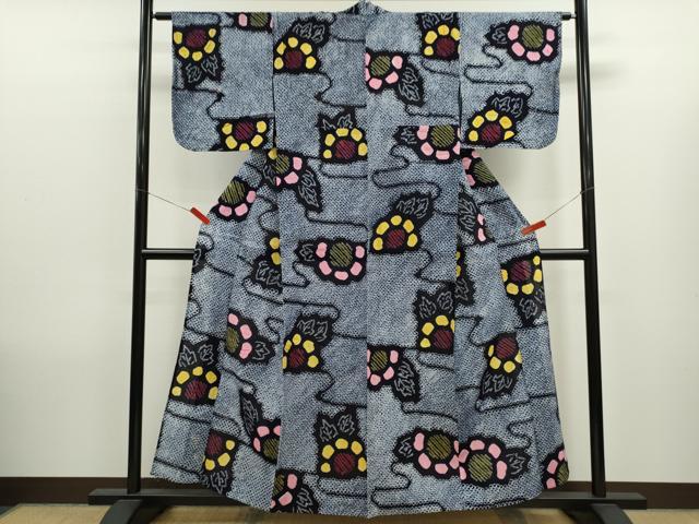 ■■■　サイズ　■■■ 身丈 156.5cm（肩から） 裄丈 64cm 袖丈 45cm　縫込み 4cm 袖幅 32.5cm 前幅 25.5cm 後幅 30cm 着物縫いこみ 内揚げ 0cm 裄 お袖側 約1cm　身頃側 約2cm ■■■　商品詳細　■■■ 【綿】 状態は接写画像のように背当て・衿裏・左袖・後身頃に薄い汚れがございますが その他特に目立ったシミ汚れなどもなく大変良い状態です。 人気の高い“有松鳴海絞り”の浴衣でございます。 “鳴海絞り”ならではの表情を生み出す立体感と 淡いぼかしで息を吹き込まれ、 今にも動き出しそうな迫力を放っております。 夏祭りや花火大会、これから増えるイベントに連れ立って、 より夏をお楽しみ下さいませ。 大変上質な逸品になります。 お安く出品致しますので、是非この機会にいかがでしょうか？ ■■■　注意事項　■■■ ■モニター発色の具合により色合いが異なる場合がございます。 ■寸法は多少の誤差が生じる場合がございますのでご了承ください。 ■縫込みの長さが左右非対称の場合は短い部分を記載しております。 左右非対称であってもご返品・お値引き等の保証は出来かねますので、ご了承の上ご購入をお願い致します。 ■シミ等のチェックには注意を払っておりますが、見落としがある場合もございますし、個人の見解も様々ですので神経質な方のご購入はお控えください。 ■箪笥に入っておりました着物や帯なので畳みシワや匂いがあるものもございます。 ■お休みは基本的に土日祝となりますが、その他臨時でお休みする場合がございますのでご了承ください。 ■商品の発送は平日のみの発送となります。 ■夜間と土曜、日曜日はお問い合わせの回答が遅れる場合がございます。 ■当店では、お直し、紋入れ、お手入れ等は承っておりません。 ■生地の状態（ヤケ、経年劣化等）によってはサイズ直しが出来ない場合がございます。 その点もどうかご了承のうえ、ご購入をお願いいたします。 ■弊社で取り扱う商品は一点ものにつき、時期や在庫状況に応じて金額が変更となる場合がございます。 ■検針は行っておりません。予めご了承いただきますようお願いいたします。 ■【洗える着物】と記載のある商品におきましては、商品お届け後に洗濯を行ってしまってからのご返品にはご対応しかねます。 念の為、専門店でのお手入れをお願いいたします。 ■写真に写っている物が全てになります。それ以外の付属品はございませんのでご了承ください。 ■状態に関する写真につきましては、掲載可能な写真枚数に限りがあるため、各箇所につき1枚参考画像を掲載しております。 ■着物のサイズ目安は下記を参考ください↓ ＜女性着物＞　お端折り次第で＋5cm　−1cmが着用可能サイズ 　例）身丈170cmの場合、身長160cm〜175cm ＜男性着物＞　身丈＋約25cm〜27cm程が適応身長 　例）身丈155cmの場合、身長180〜182cm