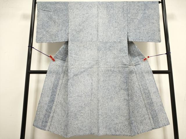 ■■■　サイズ　■■■ 身丈 137.5cm（肩から） 裄丈 66cm 袖丈 48.5cm　縫込み 3.5cm 袖幅 34cm 前幅 25cm 後幅 31cm 着物縫いこみ 内揚げ 9.5cm 裄 お袖側 約3cm　身頃側 約3cm ■■■　商品詳細　■■■ 【綿】 状態は接写画像のように上前・衿先・後身頃・衿に薄い汚れがございますが その他特に目立ったシミ汚れなどもなく大変良い状態です。 人気の高い“有松鳴海絞り”の浴衣でございます。 “鳴海絞り”ならではの表情を生み出す立体感と 淡いぼかしで息を吹き込まれ、 今にも動き出しそうな迫力を放っております。 夏祭りや花火大会、これから増えるイベントに連れ立って、 より夏をお楽しみ下さいませ。 大変上質な逸品になります。 お安く出品致しますので、是非この機会にいかがでしょうか？ ■■■　注意事項　■■■ ■モニター発色の具合により色合いが異なる場合がございます。 ■寸法は多少の誤差が生じる場合がございますのでご了承ください。 ■縫込みの長さが左右非対称の場合は短い部分を記載しております。 左右非対称であってもご返品・お値引き等の保証は出来かねますので、ご了承の上ご購入をお願い致します。 ■シミ等のチェックには注意を払っておりますが、見落としがある場合もございますし、個人の見解も様々ですので神経質な方のご購入はお控えください。 ■箪笥に入っておりました着物や帯なので畳みシワや匂いがあるものもございます。 ■お休みは基本的に土日祝となりますが、その他臨時でお休みする場合がございますのでご了承ください。 ■商品の発送は平日のみの発送となります。 ■夜間と土曜、日曜日はお問い合わせの回答が遅れる場合がございます。 ■当店では、お直し、紋入れ、お手入れ等は承っておりません。 ■生地の状態（ヤケ、経年劣化等）によってはサイズ直しが出来ない場合がございます。 その点もどうかご了承のうえ、ご購入をお願いいたします。 ■弊社で取り扱う商品は一点ものにつき、時期や在庫状況に応じて金額が変更となる場合がございます。 ■検針は行っておりません。予めご了承いただきますようお願いいたします。 ■【洗える着物】と記載のある商品におきましては、商品お届け後に洗濯を行ってしまってからのご返品にはご対応しかねます。 念の為、専門店でのお手入れをお願いいたします。 ■写真に写っている物が全てになります。それ以外の付属品はございませんのでご了承ください。 ■状態に関する写真につきましては、掲載可能な写真枚数に限りがあるため、各箇所につき1枚参考画像を掲載しております。 ■着物のサイズ目安は下記を参考ください↓ ＜女性着物＞　お端折り次第で＋5cm　−1cmが着用可能サイズ 　例）身丈170cmの場合、身長160cm〜175cm ＜男性着物＞　身丈＋約25cm〜27cm程が適応身長 　例）身丈155cmの場合、身長180〜182cm