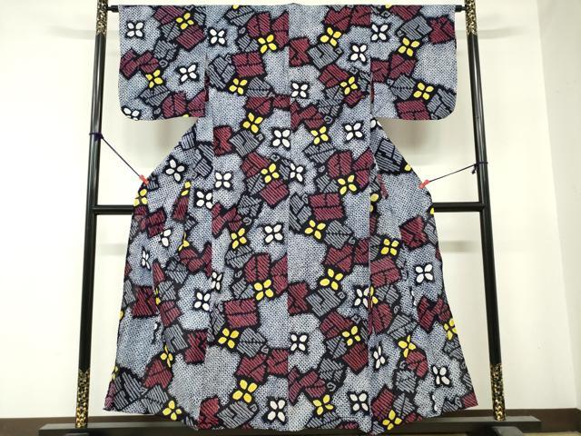 ■■■　サイズ　■■■ 身丈 156.5cm（肩から） 裄丈 64cm 袖丈 46cm　縫込み 3cm 袖幅 33cm 前幅 24.5cm 後幅 32cm 着物縫いこみ 内揚げ 0cm 裄 お袖側 約1.5cm　身頃側 約1cm ■■■　商品詳細　■■■ 【綿】 状態は接写画像のように肩当てに薄い汚れ・ペン書きがございますがその他表地は特に目立ったシミ汚れなどもなく大変良い状態です。 人気の高い“有松鳴海絞り”の浴衣でございます。 “鳴海絞り”ならではの表情を生み出す立体感と 淡いぼかしで息を吹き込まれ、 今にも動き出しそうな迫力を放っております。 夏祭りや花火大会、これから増えるイベントに連れ立って、 より夏をお楽しみ下さいませ。 大変上質な逸品になります。 お安く出品致しますので、是非この機会にいかがでしょうか？ ■■■　注意事項　■■■ ■モニター発色の具合により色合いが異なる場合がございます。 ■寸法は多少の誤差が生じる場合がございますのでご了承ください。 ■縫込みの長さが左右非対称の場合は短い部分を記載しております。 左右非対称であってもご返品・お値引き等の保証は出来かねますので、ご了承の上ご購入をお願い致します。 ■シミ等のチェックには注意を払っておりますが、見落としがある場合もございますし、個人の見解も様々ですので神経質な方のご購入はお控えください。 ■箪笥に入っておりました着物や帯なので畳みシワや匂いがあるものもございます。 ■お休みは基本的に土日祝となりますが、その他臨時でお休みする場合がございますのでご了承ください。 ■商品の発送は平日のみの発送となります。 ■夜間と土曜、日曜日はお問い合わせの回答が遅れる場合がございます。 ■当店では、お直し、紋入れ、お手入れ等は承っておりません。 ■生地の状態（ヤケ、経年劣化等）によってはサイズ直しが出来ない場合がございます。 その点もどうかご了承のうえ、ご購入をお願いいたします。 ■弊社で取り扱う商品は一点ものにつき、時期や在庫状況に応じて金額が変更となる場合がございます。 ■検針は行っておりません。予めご了承いただきますようお願いいたします。 ■【洗える着物】と記載のある商品におきましては、商品お届け後に洗濯を行ってしまってからのご返品にはご対応しかねます。 念の為、専門店でのお手入れをお願いいたします。 ■写真に写っている物が全てになります。それ以外の付属品はございませんのでご了承ください。 ■状態に関する写真につきましては、掲載可能な写真枚数に限りがあるため、各箇所につき1枚参考画像を掲載しております。 ■着物のサイズ目安は下記を参考ください↓ ＜女性着物＞　お端折り次第で＋5cm　−1cmが着用可能サイズ 　例）身丈170cmの場合、身長160cm〜175cm ＜男性着物＞　身丈＋約25cm〜27cm程が適応身長 　例）身丈155cmの場合、身長180〜182cm