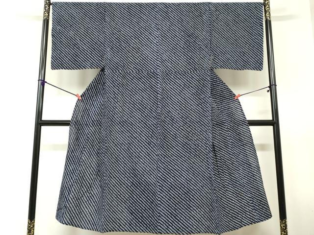 ■■■　サイズ　■■■ 身丈 141.5cm（肩から） 裄丈 66cm 袖丈 47cm　縫込み 4cm 袖幅 33cm 前幅 28cm 後幅 34cm 着物縫いこみ 内揚げ 0cm 裄 お袖側 約1cm　身頃側 約0cm ■■■　商品詳細　■■■ 【綿】 状態は接写画像のように上前・居敷当てに薄い汚れがございますが その他特に目立ったシミ汚れなどもなく大変良い状態です。 人気の高い“有松鳴海絞り”の浴衣でございます。 “鳴海絞り”ならではの表情を生み出す立体感と 淡いぼかしで息を吹き込まれ、 今にも動き出しそうな迫力を放っております。 夏祭りや花火大会、これから増えるイベントに連れ立って、 より夏をお楽しみ下さいませ。 大変上質な逸品になります。 お安く出品致しますので、是非この機会にいかがでしょうか？ ■■■　注意事項　■■■ ■モニター発色の具合により色合いが異なる場合がございます。 ■寸法は多少の誤差が生じる場合がございますのでご了承ください。 ■縫込みの長さが左右非対称の場合は短い部分を記載しております。 左右非対称であってもご返品・お値引き等の保証は出来かねますので、ご了承の上ご購入をお願い致します。 ■シミ等のチェックには注意を払っておりますが、見落としがある場合もございますし、個人の見解も様々ですので神経質な方のご購入はお控えください。 ■箪笥に入っておりました着物や帯なので畳みシワや匂いがあるものもございます。 ■お休みは基本的に土日祝となりますが、その他臨時でお休みする場合がございますのでご了承ください。 ■商品の発送は平日のみの発送となります。 ■夜間と土曜、日曜日はお問い合わせの回答が遅れる場合がございます。 ■当店では、お直し、紋入れ、お手入れ等は承っておりません。 ■生地の状態（ヤケ、経年劣化等）によってはサイズ直しが出来ない場合がございます。 その点もどうかご了承のうえ、ご購入をお願いいたします。 ■弊社で取り扱う商品は一点ものにつき、時期や在庫状況に応じて金額が変更となる場合がございます。 ■検針は行っておりません。予めご了承いただきますようお願いいたします。 ■【洗える着物】と記載のある商品におきましては、商品お届け後に洗濯を行ってしまってからのご返品にはご対応しかねます。 念の為、専門店でのお手入れをお願いいたします。 ■写真に写っている物が全てになります。それ以外の付属品はございませんのでご了承ください。 ■状態に関する写真につきましては、掲載可能な写真枚数に限りがあるため、各箇所につき1枚参考画像を掲載しております。 ■着物のサイズ目安は下記を参考ください↓ ＜女性着物＞　お端折り次第で＋5cm　−1cmが着用可能サイズ 　例）身丈170cmの場合、身長160cm〜175cm ＜男性着物＞　身丈＋約25cm〜27cm程が適応身長 　例）身丈155cmの場合、身長180〜182cm
