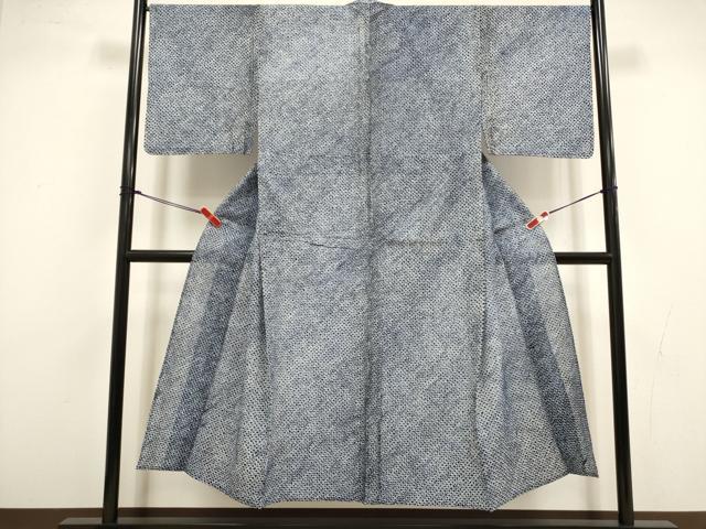 ■■■　サイズ　■■■ 身丈 146cm（肩から） 裄丈 68cm 袖丈 49cm　縫込み 2cm 袖幅 34cm 前幅 29cm 後幅 34cm 着物縫いこみ 内揚げ 5cm 裄 お袖側 約1.5cm　身頃側 約0cm ■■■　商品詳細　■■■ 【綿】 状態は接写画像のように両袖前後・居敷当てに薄い汚れがございますが その他特に目立ったシミ汚れなどもなく大変良い状態です。 人気の高い“有松鳴海絞り”の浴衣でございます。 “鳴海絞り”ならではの表情を生み出す立体感と 淡いぼかしで息を吹き込まれ、 今にも動き出しそうな迫力を放っております。 夏祭りや花火大会、これから増えるイベントに連れ立って、 より夏をお楽しみ下さいませ。 大変上質な逸品になります。 お安く出品致しますので、是非この機会にいかがでしょうか？ ■■■　注意事項　■■■ ■モニター発色の具合により色合いが異なる場合がございます。 ■寸法は多少の誤差が生じる場合がございますのでご了承ください。 ■縫込みの長さが左右非対称の場合は短い部分を記載しております。 左右非対称であってもご返品・お値引き等の保証は出来かねますので、ご了承の上ご購入をお願い致します。 ■シミ等のチェックには注意を払っておりますが、見落としがある場合もございますし、個人の見解も様々ですので神経質な方のご購入はお控えください。 ■箪笥に入っておりました着物や帯なので畳みシワや匂いがあるものもございます。 ■お休みは基本的に土日祝となりますが、その他臨時でお休みする場合がございますのでご了承ください。 ■商品の発送は平日のみの発送となります。 ■夜間と土曜、日曜日はお問い合わせの回答が遅れる場合がございます。 ■当店では、お直し、紋入れ、お手入れ等は承っておりません。 ■生地の状態（ヤケ、経年劣化等）によってはサイズ直しが出来ない場合がございます。 その点もどうかご了承のうえ、ご購入をお願いいたします。 ■弊社で取り扱う商品は一点ものにつき、時期や在庫状況に応じて金額が変更となる場合がございます。 ■検針は行っておりません。予めご了承いただきますようお願いいたします。 ■【洗える着物】と記載のある商品におきましては、商品お届け後に洗濯を行ってしまってからのご返品にはご対応しかねます。 念の為、専門店でのお手入れをお願いいたします。 ■写真に写っている物が全てになります。それ以外の付属品はございませんのでご了承ください。 ■状態に関する写真につきましては、掲載可能な写真枚数に限りがあるため、各箇所につき1枚参考画像を掲載しております。 ■着物のサイズ目安は下記を参考ください↓ ＜女性着物＞　お端折り次第で＋5cm　−1cmが着用可能サイズ 　例）身丈170cmの場合、身長160cm〜175cm ＜男性着物＞　身丈＋約25cm〜27cm程が適応身長 　例）身丈155cmの場合、身長180〜182cm