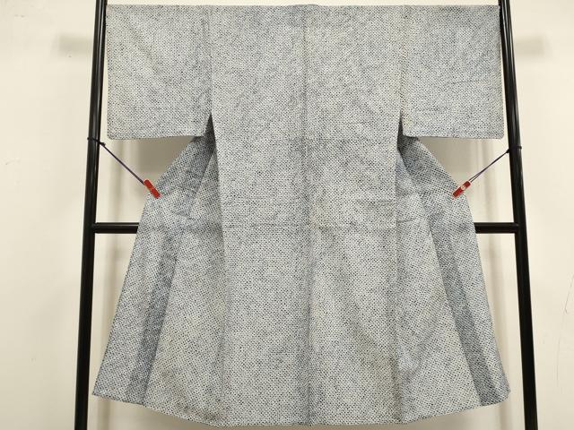 ■■■　サイズ　■■■ 身丈 141.5cm（肩から） 裄丈 68.5cm 袖丈 48.5cm　縫込み 3cm 袖幅 34.5cm 前幅 26cm 後幅 32cm 着物縫いこみ 内揚げ 10.5cm 裄 お袖側 約1.5cm　身頃側 約1cm ■■■　商品詳細　■■■ 【綿】 状態は接写画像のように表地所々・衿・両袖前後に薄い汚れがございますが その他特に目立ったシミ汚れなどもなく大変良い状態です。 人気の高い“有松鳴海絞り”の浴衣でございます。 “鳴海絞り”ならではの表情を生み出す立体感と 淡いぼかしで息を吹き込まれ、 今にも動き出しそうな迫力を放っております。 夏祭りや花火大会、これから増えるイベントに連れ立って、 より夏をお楽しみ下さいませ。 大変上質な逸品になります。 お安く出品致しますので、是非この機会にいかがでしょうか？ ■■■　注意事項　■■■ ■モニター発色の具合により色合いが異なる場合がございます。 ■寸法は多少の誤差が生じる場合がございますのでご了承ください。 ■縫込みの長さが左右非対称の場合は短い部分を記載しております。 左右非対称であってもご返品・お値引き等の保証は出来かねますので、ご了承の上ご購入をお願い致します。 ■シミ等のチェックには注意を払っておりますが、見落としがある場合もございますし、個人の見解も様々ですので神経質な方のご購入はお控えください。 ■箪笥に入っておりました着物や帯なので畳みシワや匂いがあるものもございます。 ■お休みは基本的に土日祝となりますが、その他臨時でお休みする場合がございますのでご了承ください。 ■商品の発送は平日のみの発送となります。 ■夜間と土曜、日曜日はお問い合わせの回答が遅れる場合がございます。 ■当店では、お直し、紋入れ、お手入れ等は承っておりません。 ■生地の状態（ヤケ、経年劣化等）によってはサイズ直しが出来ない場合がございます。 その点もどうかご了承のうえ、ご購入をお願いいたします。 ■弊社で取り扱う商品は一点ものにつき、時期や在庫状況に応じて金額が変更となる場合がございます。 ■検針は行っておりません。予めご了承いただきますようお願いいたします。 ■【洗える着物】と記載のある商品におきましては、商品お届け後に洗濯を行ってしまってからのご返品にはご対応しかねます。 念の為、専門店でのお手入れをお願いいたします。 ■写真に写っている物が全てになります。それ以外の付属品はございませんのでご了承ください。 ■状態に関する写真につきましては、掲載可能な写真枚数に限りがあるため、各箇所につき1枚参考画像を掲載しております。 ■着物のサイズ目安は下記を参考ください↓ ＜女性着物＞　お端折り次第で＋5cm　−1cmが着用可能サイズ 　例）身丈170cmの場合、身長160cm〜175cm ＜男性着物＞　身丈＋約25cm〜27cm程が適応身長 　例）身丈155cmの場合、身長180〜182cm
