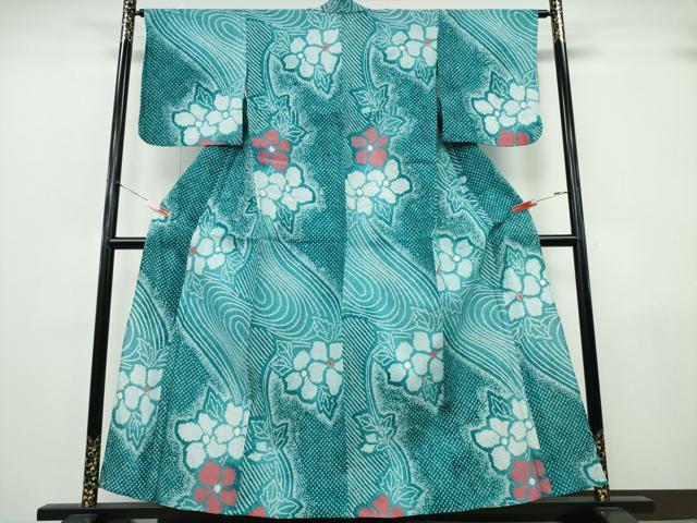 ■■■　サイズ　■■■ 身丈 158.5cm（肩から） 裄丈 66cm 袖丈 49cm　縫込み 2.5cm 袖幅 34.5cm 前幅 27.5cm 後幅 31.5cm 着物縫いこみ 内揚げ 1.5cm 裄 お袖側 約0cm　身頃側 約0cm ■■■　商品詳細　■■■ 【綿】 状態は特に目立ったシミ汚れなどもなく大変良い状態です。 人気の高い“有松鳴海絞り”の浴衣でございます。 “鳴海絞り”ならではの表情を生み出す立体感と 淡いぼかしで息を吹き込まれ、 今にも動き出しそうな迫力を放っております。 夏祭りや花火大会、これから増えるイベントに連れ立って、 より夏をお楽しみ下さいませ。 大変上質な逸品になります。 お安く出品致しますので、是非この機会にいかがでしょうか？ ■■■　注意事項　■■■ ■モニター発色の具合により色合いが異なる場合がございます。 ■寸法は多少の誤差が生じる場合がございますのでご了承ください。 ■縫込みの長さが左右非対称の場合は短い部分を記載しております。 左右非対称であってもご返品・お値引き等の保証は出来かねますので、ご了承の上ご購入をお願い致します。 ■シミ等のチェックには注意を払っておりますが、見落としがある場合もございますし、個人の見解も様々ですので神経質な方のご購入はお控えください。 ■箪笥に入っておりました着物や帯なので畳みシワや匂いがあるものもございます。 ■お休みは基本的に土日祝となりますが、その他臨時でお休みする場合がございますのでご了承ください。 ■商品の発送は平日のみの発送となります。 ■夜間と土曜、日曜日はお問い合わせの回答が遅れる場合がございます。 ■当店では、お直し、紋入れ、お手入れ等は承っておりません。 ■生地の状態（ヤケ、経年劣化等）によってはサイズ直しが出来ない場合がございます。 その点もどうかご了承のうえ、ご購入をお願いいたします。 ■弊社で取り扱う商品は一点ものにつき、時期や在庫状況に応じて金額が変更となる場合がございます。 ■検針は行っておりません。予めご了承いただきますようお願いいたします。 ■【洗える着物】と記載のある商品におきましては、商品お届け後に洗濯を行ってしまってからのご返品にはご対応しかねます。 念の為、専門店でのお手入れをお願いいたします。 ■写真に写っている物が全てになります。それ以外の付属品はございませんのでご了承ください。 ■状態に関する写真につきましては、掲載可能な写真枚数に限りがあるため、各箇所につき1枚参考画像を掲載しております。 ■着物のサイズ目安は下記を参考ください↓ ＜女性着物＞　お端折り次第で＋5cm　−1cmが着用可能サイズ 　例）身丈170cmの場合、身長160cm〜175cm ＜男性着物＞　身丈＋約25cm〜27cm程が適応身長 　例）身丈155cmの場合、身長180〜182cm