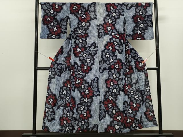 ■■■　サイズ　■■■ 身丈 162cm（肩から） 裄丈 65cm 袖丈 48cm　縫込み 2.5cm 袖幅 32cm 前幅 23cm 後幅 31cm 着物縫いこみ 内揚げ 0cm 裄 お袖側 約3cm　身頃側 約2cm ■■■　商品詳細　■■■ 【綿】 状態は接写画像のように上前・右袖・裏地に薄い汚れがございますが その他特に目立ったシミ汚れなどもなく大変良い状態です。 人気の高い“有松鳴海絞り”の浴衣でございます。 “鳴海絞り”ならではの表情を生み出す立体感と 淡いぼかしで息を吹き込まれ、 今にも動き出しそうな迫力を放っております。 夏祭りや花火大会、これから増えるイベントに連れ立って、 より夏をお楽しみ下さいませ。 大変上質な逸品になります。 お安く出品致しますので、是非この機会にいかがでしょうか？ ■■■　注意事項　■■■ ■モニター発色の具合により色合いが異なる場合がございます。 ■寸法は多少の誤差が生じる場合がございますのでご了承ください。 ■縫込みの長さが左右非対称の場合は短い部分を記載しております。 左右非対称であってもご返品・お値引き等の保証は出来かねますので、ご了承の上ご購入をお願い致します。 ■シミ等のチェックには注意を払っておりますが、見落としがある場合もございますし、個人の見解も様々ですので神経質な方のご購入はお控えください。 ■箪笥に入っておりました着物や帯なので畳みシワや匂いがあるものもございます。 ■お休みは基本的に土日祝となりますが、その他臨時でお休みする場合がございますのでご了承ください。 ■商品の発送は平日のみの発送となります。 ■夜間と土曜、日曜日はお問い合わせの回答が遅れる場合がございます。 ■当店では、お直し、紋入れ、お手入れ等は承っておりません。 ■生地の状態（ヤケ、経年劣化等）によってはサイズ直しが出来ない場合がございます。 その点もどうかご了承のうえ、ご購入をお願いいたします。 ■弊社で取り扱う商品は一点ものにつき、時期や在庫状況に応じて金額が変更となる場合がございます。 ■検針は行っておりません。予めご了承いただきますようお願いいたします。 ■【洗える着物】と記載のある商品におきましては、商品お届け後に洗濯を行ってしまってからのご返品にはご対応しかねます。 念の為、専門店でのお手入れをお願いいたします。 ■写真に写っている物が全てになります。それ以外の付属品はございませんのでご了承ください。 ■状態に関する写真につきましては、掲載可能な写真枚数に限りがあるため、各箇所につき1枚参考画像を掲載しております。 ■着物のサイズ目安は下記を参考ください↓ ＜女性着物＞　お端折り次第で＋5cm　−1cmが着用可能サイズ 　例）身丈170cmの場合、身長160cm〜175cm ＜男性着物＞　身丈＋約25cm〜27cm程が適応身長 　例）身丈155cmの場合、身長180〜182cm