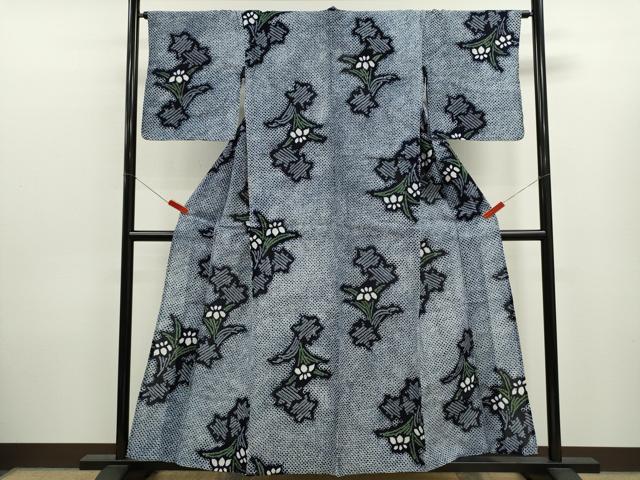 ■■■　サイズ　■■■ 身丈 153.5cm（肩から） 裄丈 64cm 袖丈 46cm　縫込み 1cm 袖幅 33.5cm 前幅 24.5cm 後幅 30.5cm 着物縫いこみ 内揚げ 0cm 裄 お袖側 約1cm　身頃側 約1cm ■■■　商品詳細　■■■ 【綿】 状態は接写画像のように後身頃・居敷当て・衿裏・衿山に薄い汚れ、居敷当てにペン書きがございます。 人気の高い“有松鳴海絞り”の浴衣でございます。 “鳴海絞り”ならではの表情を生み出す立体感と 淡いぼかしで息を吹き込まれ、 今にも動き出しそうな迫力を放っております。 夏祭りや花火大会、これから増えるイベントに連れ立って、 より夏をお楽しみ下さいませ。 大変上質な逸品になります。 お安く出品致しますので、是非この機会にいかがでしょうか？ ■■■　注意事項　■■■ ■モニター発色の具合により色合いが異なる場合がございます。 ■寸法は多少の誤差が生じる場合がございますのでご了承ください。 ■縫込みの長さが左右非対称の場合は短い部分を記載しております。 左右非対称であってもご返品・お値引き等の保証は出来かねますので、ご了承の上ご購入をお願い致します。 ■シミ等のチェックには注意を払っておりますが、見落としがある場合もございますし、個人の見解も様々ですので神経質な方のご購入はお控えください。 ■箪笥に入っておりました着物や帯なので畳みシワや匂いがあるものもございます。 ■お休みは基本的に土日祝となりますが、その他臨時でお休みする場合がございますのでご了承ください。 ■商品の発送は平日のみの発送となります。 ■夜間と土曜、日曜日はお問い合わせの回答が遅れる場合がございます。 ■当店では、お直し、紋入れ、お手入れ等は承っておりません。 ■生地の状態（ヤケ、経年劣化等）によってはサイズ直しが出来ない場合がございます。 その点もどうかご了承のうえ、ご購入をお願いいたします。 ■弊社で取り扱う商品は一点ものにつき、時期や在庫状況に応じて金額が変更となる場合がございます。 ■検針は行っておりません。予めご了承いただきますようお願いいたします。 ■【洗える着物】と記載のある商品におきましては、商品お届け後に洗濯を行ってしまってからのご返品にはご対応しかねます。 念の為、専門店でのお手入れをお願いいたします。 ■写真に写っている物が全てになります。それ以外の付属品はございませんのでご了承ください。 ■状態に関する写真につきましては、掲載可能な写真枚数に限りがあるため、各箇所につき1枚参考画像を掲載しております。 ■着物のサイズ目安は下記を参考ください↓ ＜女性着物＞　お端折り次第で＋5cm　−1cmが着用可能サイズ 　例）身丈170cmの場合、身長160cm〜175cm ＜男性着物＞　身丈＋約25cm〜27cm程が適応身長 　例）身丈155cmの場合、身長180〜182cm