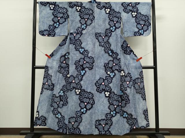■■■　サイズ　■■■ 身丈 153cm（肩から） 裄丈 68.5cm 袖丈 42cm　縫込み 2cm 袖幅 36.5cm 前幅 27.5cm 後幅 32.5cm 着物縫いこみ 内揚げ 0cm 裄 お袖側 約0.5cm　身頃側 約1cm ■■■　商品詳細　■■■ 【綿】 状態は接写画像のように表地所々に薄い汚れがございます。 人気の高い“有松鳴海絞り”の浴衣でございます。 “鳴海絞り”ならではの表情を生み出す立体感と 淡いぼかしで息を吹き込まれ、 今にも動き出しそうな迫力を放っております。 夏祭りや花火大会、これから増えるイベントに連れ立って、 より夏をお楽しみ下さいませ。 大変上質な逸品になりますので ぜひお手入れをされてお召しになられてはいかがでしょうか。 お安く出品致しますので、是非この機会にいかがでしょうか？ ■■■　注意事項　■■■ ■モニター発色の具合により色合いが異なる場合がございます。 ■寸法は多少の誤差が生じる場合がございますのでご了承ください。 ■縫込みの長さが左右非対称の場合は短い部分を記載しております。 左右非対称であってもご返品・お値引き等の保証は出来かねますので、ご了承の上ご購入をお願い致します。 ■シミ等のチェックには注意を払っておりますが、見落としがある場合もございますし、個人の見解も様々ですので神経質な方のご購入はお控えください。 ■箪笥に入っておりました着物や帯なので畳みシワや匂いがあるものもございます。 ■お休みは基本的に土日祝となりますが、その他臨時でお休みする場合がございますのでご了承ください。 ■商品の発送は平日のみの発送となります。 ■夜間と土曜、日曜日はお問い合わせの回答が遅れる場合がございます。 ■当店では、お直し、紋入れ、お手入れ等は承っておりません。 ■生地の状態（ヤケ、経年劣化等）によってはサイズ直しが出来ない場合がございます。 その点もどうかご了承のうえ、ご購入をお願いいたします。 ■弊社で取り扱う商品は一点ものにつき、時期や在庫状況に応じて金額が変更となる場合がございます。 ■検針は行っておりません。予めご了承いただきますようお願いいたします。 ■【洗える着物】と記載のある商品におきましては、商品お届け後に洗濯を行ってしまってからのご返品にはご対応しかねます。 念の為、専門店でのお手入れをお願いいたします。 ■写真に写っている物が全てになります。それ以外の付属品はございませんのでご了承ください。 ■状態に関する写真につきましては、掲載可能な写真枚数に限りがあるため、各箇所につき1枚参考画像を掲載しております。 ■着物のサイズ目安は下記を参考ください↓ ＜女性着物＞　お端折り次第で＋5cm　−1cmが着用可能サイズ 　例）身丈170cmの場合、身長160cm〜175cm ＜男性着物＞　身丈＋約25cm〜27cm程が適応身長 　例）身丈155cmの場合、身長180〜182cm