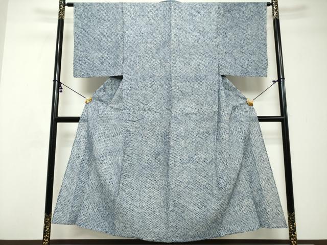 ■■■　サイズ　■■■ 身丈 150.5cm（肩から） 裄丈 63cm 袖丈 52cm　縫込み 3cm 袖幅 32cm 前幅 26cm 後幅 32cm 着物縫いこみ 内揚げ 3.5cm 裄 お袖側 約0cm　身頃側 約2cm ■■■　商品詳細　■■■ 【綿】 状態は接写画像のように後身頃・居敷当てに薄い汚れがございますが その他特に目立ったシミ汚れなどもなく大変良い状態です。 人気の高い“有松鳴海絞り”の浴衣でございます。 “鳴海絞り”ならではの表情を生み出す立体感と 淡いぼかしで息を吹き込まれ、 今にも動き出しそうな迫力を放っております。 夏祭りや花火大会、これから増えるイベントに連れ立って、 より夏をお楽しみ下さいませ。 大変上質な逸品になります。 お安く出品致しますので、是非この機会にいかがでしょうか？ ■■■　注意事項　■■■ ■モニター発色の具合により色合いが異なる場合がございます。 ■寸法は多少の誤差が生じる場合がございますのでご了承ください。 ■縫込みの長さが左右非対称の場合は短い部分を記載しております。 左右非対称であってもご返品・お値引き等の保証は出来かねますので、ご了承の上ご購入をお願い致します。 ■シミ等のチェックには注意を払っておりますが、見落としがある場合もございますし、個人の見解も様々ですので神経質な方のご購入はお控えください。 ■箪笥に入っておりました着物や帯なので畳みシワや匂いがあるものもございます。 ■お休みは基本的に土日祝となりますが、その他臨時でお休みする場合がございますのでご了承ください。 ■商品の発送は平日のみの発送となります。 ■夜間と土曜、日曜日はお問い合わせの回答が遅れる場合がございます。 ■当店では、お直し、紋入れ、お手入れ等は承っておりません。 ■生地の状態（ヤケ、経年劣化等）によってはサイズ直しが出来ない場合がございます。 その点もどうかご了承のうえ、ご購入をお願いいたします。 ■弊社で取り扱う商品は一点ものにつき、時期や在庫状況に応じて金額が変更となる場合がございます。 ■検針は行っておりません。予めご了承いただきますようお願いいたします。 ■【洗える着物】と記載のある商品におきましては、商品お届け後に洗濯を行ってしまってからのご返品にはご対応しかねます。 念の為、専門店でのお手入れをお願いいたします。 ■写真に写っている物が全てになります。それ以外の付属品はございませんのでご了承ください。 ■状態に関する写真につきましては、掲載可能な写真枚数に限りがあるため、各箇所につき1枚参考画像を掲載しております。 ■着物のサイズ目安は下記を参考ください↓ ＜女性着物＞　お端折り次第で＋5cm　−1cmが着用可能サイズ 　例）身丈170cmの場合、身長160cm〜175cm ＜男性着物＞　身丈＋約25cm〜27cm程が適応身長 　例）身丈155cmの場合、身長180〜182cm