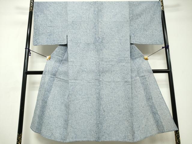 ■■■　サイズ　■■■ 身丈 141cm（肩から） 裄丈 68cm 袖丈 51cm　縫込み 3cm 袖幅 35cm 前幅 26.5cm 後幅 32cm 着物縫いこみ 内揚げ 9cm 裄 お袖側 約2cm　身頃側 約0cm ■■■　商品詳細　■■■ 【綿】 状態は特に目立ったシミ汚れなどもなく大変良い状態です。 人気の高い“有松鳴海絞り”の浴衣でございます。 “鳴海絞り”ならではの表情を生み出す立体感と 淡いぼかしで息を吹き込まれ、 今にも動き出しそうな迫力を放っております。 夏祭りや花火大会、これから増えるイベントに連れ立って、 より夏をお楽しみ下さいませ。 大変上質な逸品になります。 お安く出品致しますので、是非この機会にいかがでしょうか？ ■■■　注意事項　■■■ ■モニター発色の具合により色合いが異なる場合がございます。 ■寸法は多少の誤差が生じる場合がございますのでご了承ください。 ■縫込みの長さが左右非対称の場合は短い部分を記載しております。 左右非対称であってもご返品・お値引き等の保証は出来かねますので、ご了承の上ご購入をお願い致します。 ■シミ等のチェックには注意を払っておりますが、見落としがある場合もございますし、個人の見解も様々ですので神経質な方のご購入はお控えください。 ■箪笥に入っておりました着物や帯なので畳みシワや匂いがあるものもございます。 ■お休みは基本的に土日祝となりますが、その他臨時でお休みする場合がございますのでご了承ください。 ■商品の発送は平日のみの発送となります。 ■夜間と土曜、日曜日はお問い合わせの回答が遅れる場合がございます。 ■当店では、お直し、紋入れ、お手入れ等は承っておりません。 ■生地の状態（ヤケ、経年劣化等）によってはサイズ直しが出来ない場合がございます。 その点もどうかご了承のうえ、ご購入をお願いいたします。 ■弊社で取り扱う商品は一点ものにつき、時期や在庫状況に応じて金額が変更となる場合がございます。 ■検針は行っておりません。予めご了承いただきますようお願いいたします。 ■【洗える着物】と記載のある商品におきましては、商品お届け後に洗濯を行ってしまってからのご返品にはご対応しかねます。 念の為、専門店でのお手入れをお願いいたします。 ■写真に写っている物が全てになります。それ以外の付属品はございませんのでご了承ください。 ■状態に関する写真につきましては、掲載可能な写真枚数に限りがあるため、各箇所につき1枚参考画像を掲載しております。 ■着物のサイズ目安は下記を参考ください↓ ＜女性着物＞　お端折り次第で＋5cm　−1cmが着用可能サイズ 　例）身丈170cmの場合、身長160cm〜175cm ＜男性着物＞　身丈＋約25cm〜27cm程が適応身長 　例）身丈155cmの場合、身長180〜182cm