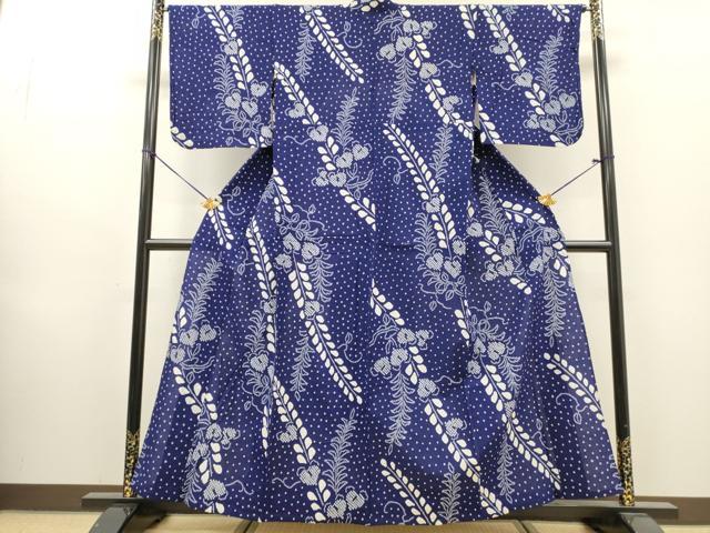 ■■■　サイズ　■■■ 身丈 158.5cm（肩から） 裄丈 65.5cm 袖丈 48.5cm　縫込み 3cm 袖幅 32.5cm 前幅 26cm 後幅 33cm 着物縫いこみ 内揚げ 0cm 裄 お袖側 約4cm　身頃側 約2.5cm ■■■　商品詳細　■■■ 【綿・広衿仕立て】 状態は接写画像のように肩当てに薄い汚れがございますがその他表地は特に目立ったシミ汚れなどもなく大変良い状態です。 人気の高い“有松鳴海絞り”の浴衣でございます。 “鳴海絞り”ならではの表情を生み出す立体感と 淡いぼかしで息を吹き込まれ、 今にも動き出しそうな迫力を放っております。 夏祭りや花火大会、これから増えるイベントに連れ立って、 より夏をお楽しみ下さいませ。 大変上質な逸品になります。 お安く出品致しますので、是非この機会にいかがでしょうか？ ■■■　注意事項　■■■ ■モニター発色の具合により色合いが異なる場合がございます。 ■寸法は多少の誤差が生じる場合がございますのでご了承ください。 ■縫込みの長さが左右非対称の場合は短い部分を記載しております。 左右非対称であってもご返品・お値引き等の保証は出来かねますので、ご了承の上ご購入をお願い致します。 ■シミ等のチェックには注意を払っておりますが、見落としがある場合もございますし、個人の見解も様々ですので神経質な方のご購入はお控えください。 ■箪笥に入っておりました着物や帯なので畳みシワや匂いがあるものもございます。 ■お休みは基本的に土日祝となりますが、その他臨時でお休みする場合がございますのでご了承ください。 ■商品の発送は平日のみの発送となります。 ■夜間と土曜、日曜日はお問い合わせの回答が遅れる場合がございます。 ■当店では、お直し、紋入れ、お手入れ等は承っておりません。 ■生地の状態（ヤケ、経年劣化等）によってはサイズ直しが出来ない場合がございます。 その点もどうかご了承のうえ、ご購入をお願いいたします。 ■弊社で取り扱う商品は一点ものにつき、時期や在庫状況に応じて金額が変更となる場合がございます。 ■検針は行っておりません。予めご了承いただきますようお願いいたします。 ■【洗える着物】と記載のある商品におきましては、商品お届け後に洗濯を行ってしまってからのご返品にはご対応しかねます。 念の為、専門店でのお手入れをお願いいたします。 ■写真に写っている物が全てになります。それ以外の付属品はございませんのでご了承ください。 ■状態に関する写真につきましては、掲載可能な写真枚数に限りがあるため、各箇所につき1枚参考画像を掲載しております。 ■着物のサイズ目安は下記を参考ください↓ ＜女性着物＞　お端折り次第で＋5cm　−1cmが着用可能サイズ 　例）身丈170cmの場合、身長160cm〜175cm ＜男性着物＞　身丈＋約25cm〜27cm程が適応身長 　例）身丈155cmの場合、身長180〜182cm