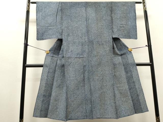 ■■■　サイズ　■■■ 身丈 137cm（肩から） 裄丈 61cm 袖丈 49.5cm　縫込み 2.5cm 袖幅 30.5cm 前幅 23cm 後幅 31cm 着物縫いこみ 内揚げ 0cm 裄 お袖側 約1cm　身頃側 約0cm ■■■　商品詳細　■■■ 【綿】 状態は接写画像のように表地所々・両袖前後・居敷当て・衿山・衿に薄い汚れがございます。 人気の高い“有松鳴海絞り”の浴衣でございます。 “鳴海絞り”ならではの表情を生み出す立体感と 淡いぼかしで息を吹き込まれ、 今にも動き出しそうな迫力を放っております。 夏祭りや花火大会、これから増えるイベントに連れ立って、 より夏をお楽しみ下さいませ。 大変上質な逸品になります。 ぜひお手入れをされてお召しになられてはいかがでしょうか。 お安く出品致しますので、是非この機会にいかがでしょうか？ ■■■　注意事項　■■■ ■モニター発色の具合により色合いが異なる場合がございます。 ■寸法は多少の誤差が生じる場合がございますのでご了承ください。 ■縫込みの長さが左右非対称の場合は短い部分を記載しております。 左右非対称であってもご返品・お値引き等の保証は出来かねますので、ご了承の上ご購入をお願い致します。 ■シミ等のチェックには注意を払っておりますが、見落としがある場合もございますし、個人の見解も様々ですので神経質な方のご購入はお控えください。 ■箪笥に入っておりました着物や帯なので畳みシワや匂いがあるものもございます。 ■お休みは基本的に土日祝となりますが、その他臨時でお休みする場合がございますのでご了承ください。 ■商品の発送は平日のみの発送となります。 ■夜間と土曜、日曜日はお問い合わせの回答が遅れる場合がございます。 ■当店では、お直し、紋入れ、お手入れ等は承っておりません。 ■生地の状態（ヤケ、経年劣化等）によってはサイズ直しが出来ない場合がございます。 その点もどうかご了承のうえ、ご購入をお願いいたします。 ■弊社で取り扱う商品は一点ものにつき、時期や在庫状況に応じて金額が変更となる場合がございます。 ■検針は行っておりません。予めご了承いただきますようお願いいたします。 ■【洗える着物】と記載のある商品におきましては、商品お届け後に洗濯を行ってしまってからのご返品にはご対応しかねます。 念の為、専門店でのお手入れをお願いいたします。 ■写真に写っている物が全てになります。それ以外の付属品はございませんのでご了承ください。 ■状態に関する写真につきましては、掲載可能な写真枚数に限りがあるため、各箇所につき1枚参考画像を掲載しております。 ■着物のサイズ目安は下記を参考ください↓ ＜女性着物＞　お端折り次第で＋5cm　−1cmが着用可能サイズ 　例）身丈170cmの場合、身長160cm〜175cm ＜男性着物＞　身丈＋約25cm〜27cm程が適応身長 　例）身丈155cmの場合、身長180〜182cm
